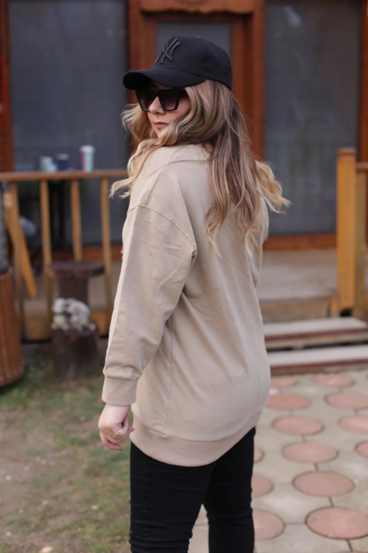 RENKTE ÖNÜ KIZ NAKIŞLI CAMEL SWEAT