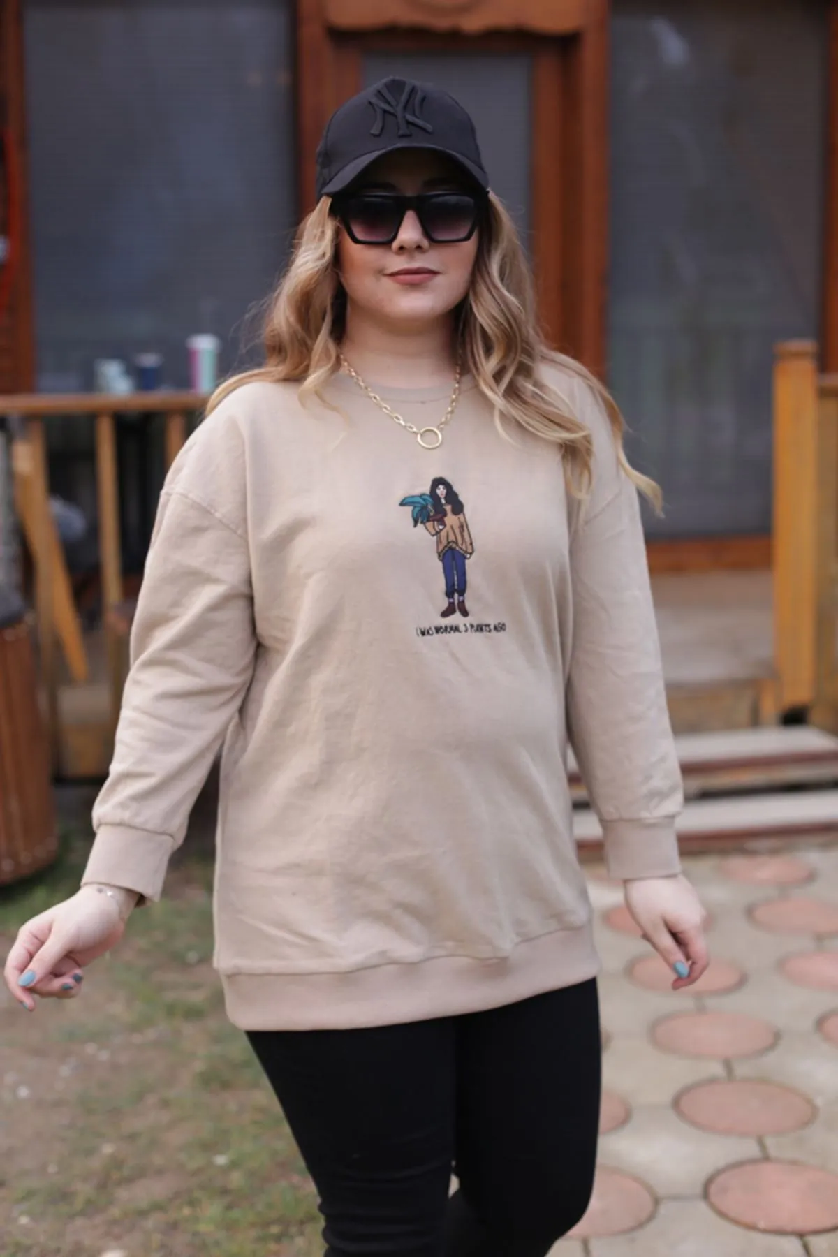 RENKTE ÖNÜ KIZ NAKIŞLI CAMEL SWEAT