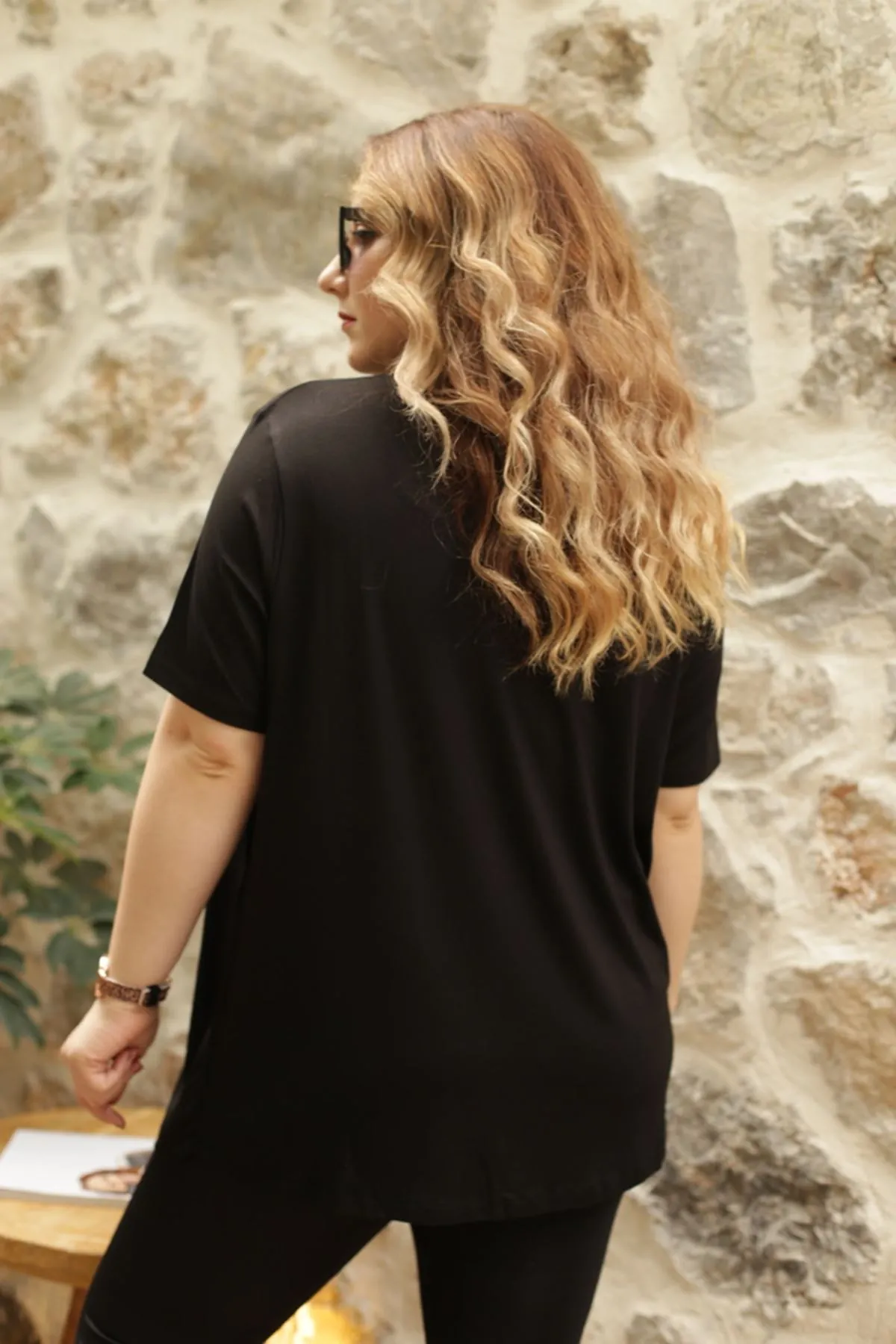 RENKTE LEOPAR KABARTMALI SİYAH BLUZ