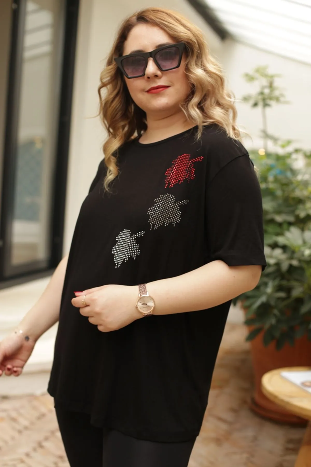 RENKTE TAŞLI YAPRAK DETAYLI SİYAH BLUZ