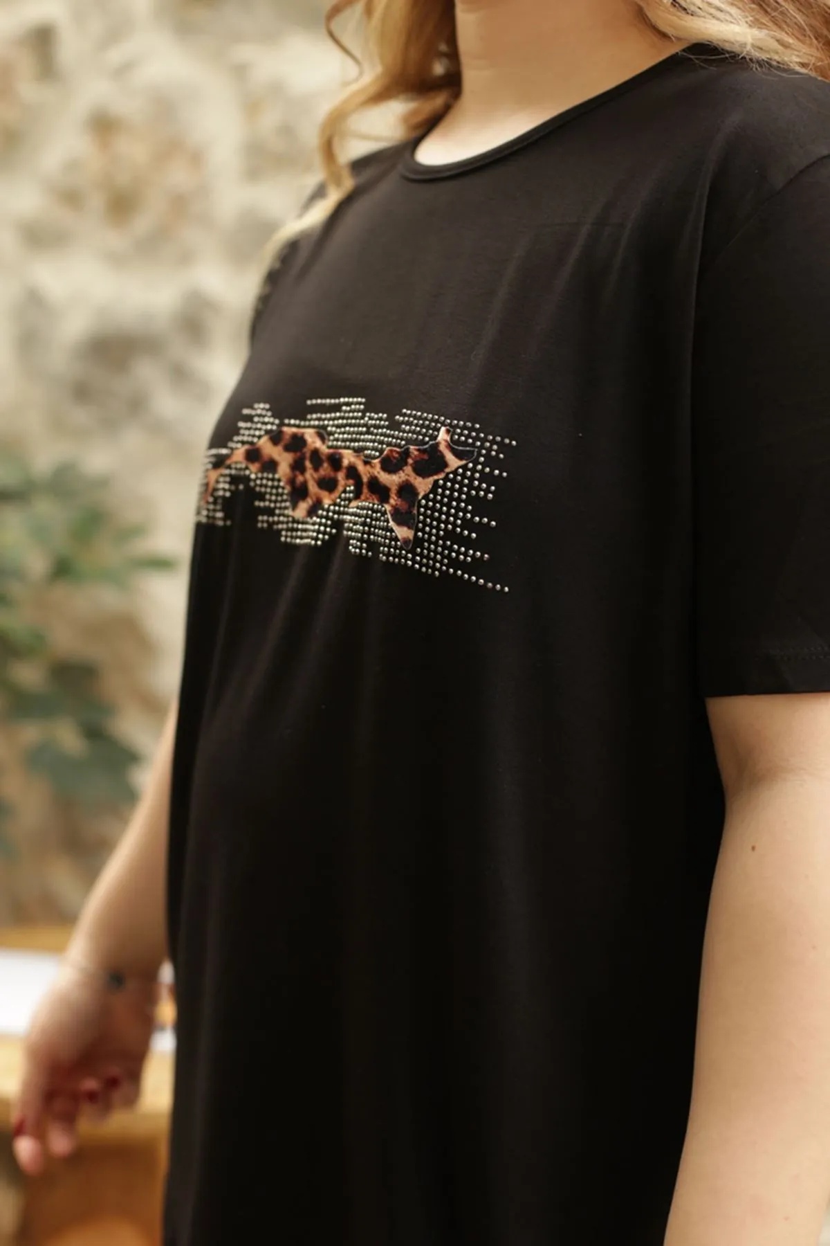 RENKTE LEOPAR KABARTMALI SİYAH BLUZ