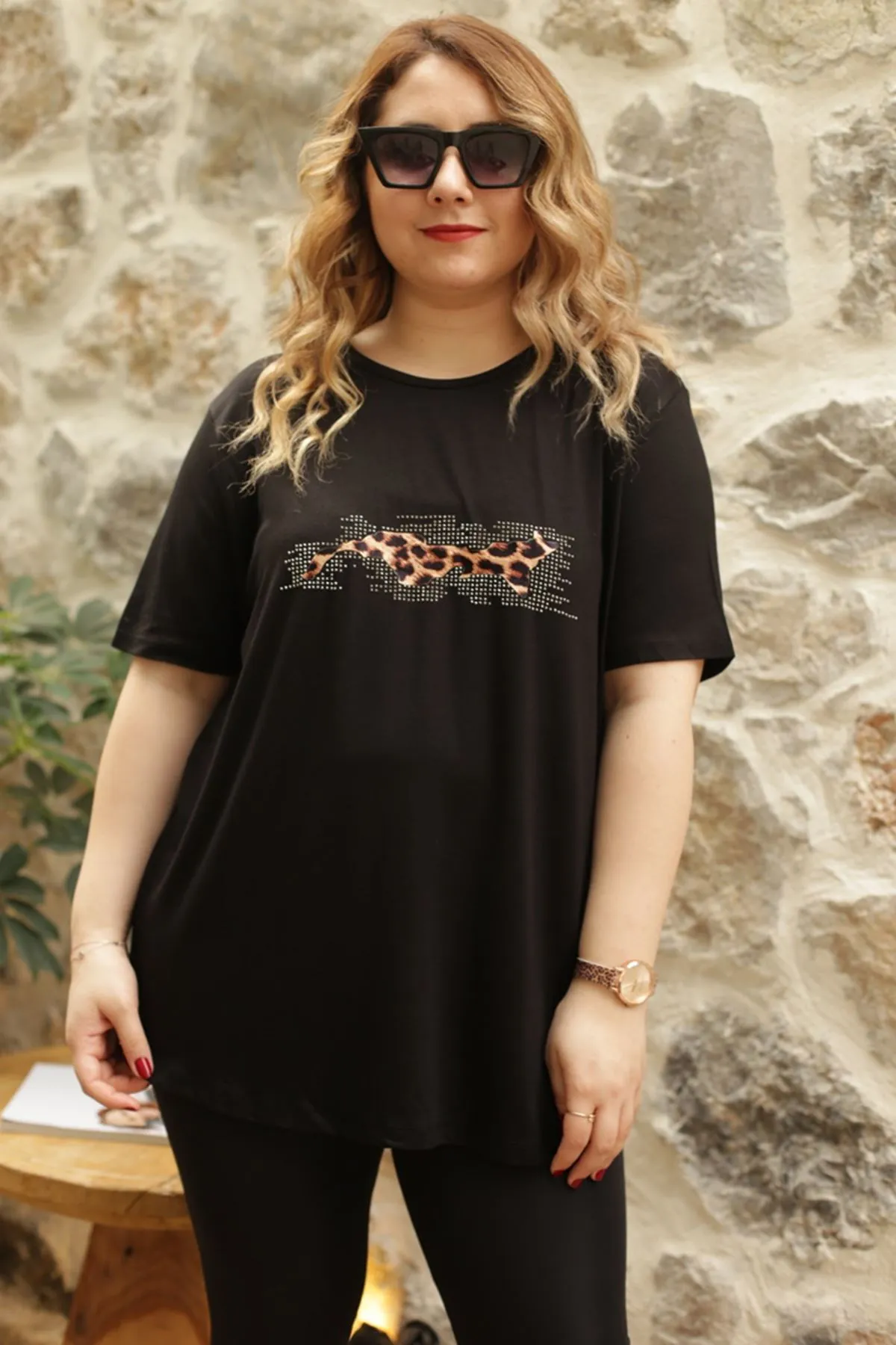 RENKTE LEOPAR KABARTMALI SİYAH BLUZ