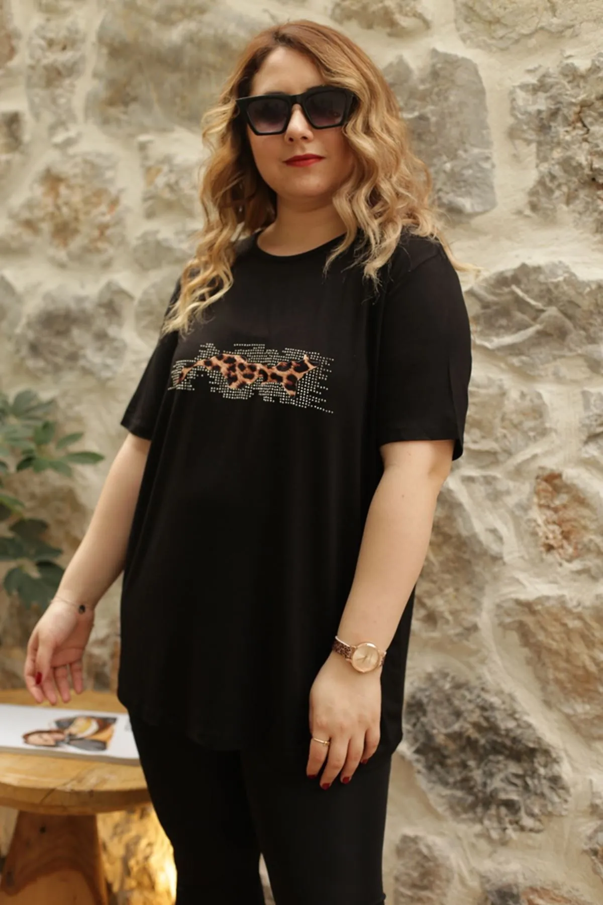 RENKTE LEOPAR KABARTMALI SİYAH BLUZ