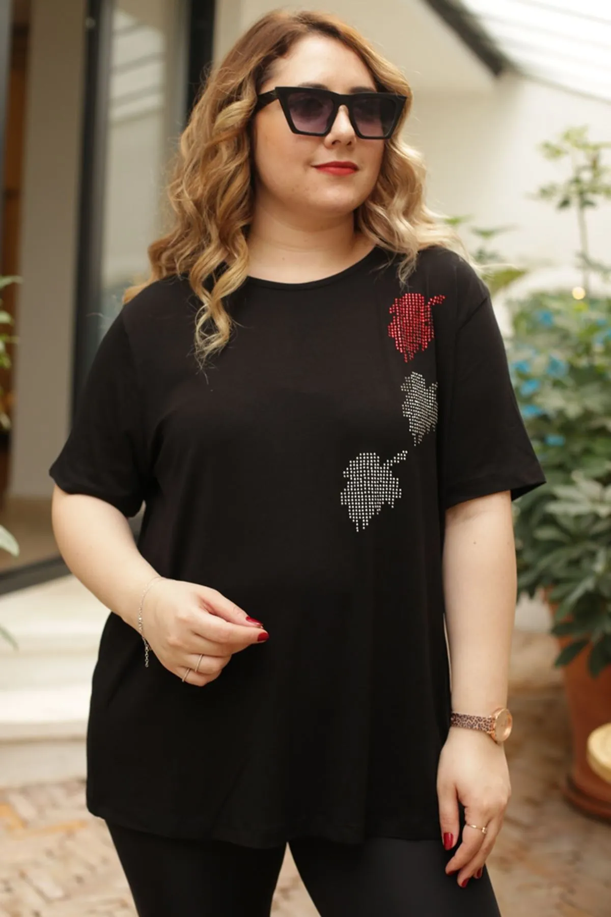 RENKTE TAŞLI YAPRAK DETAYLI SİYAH BLUZ