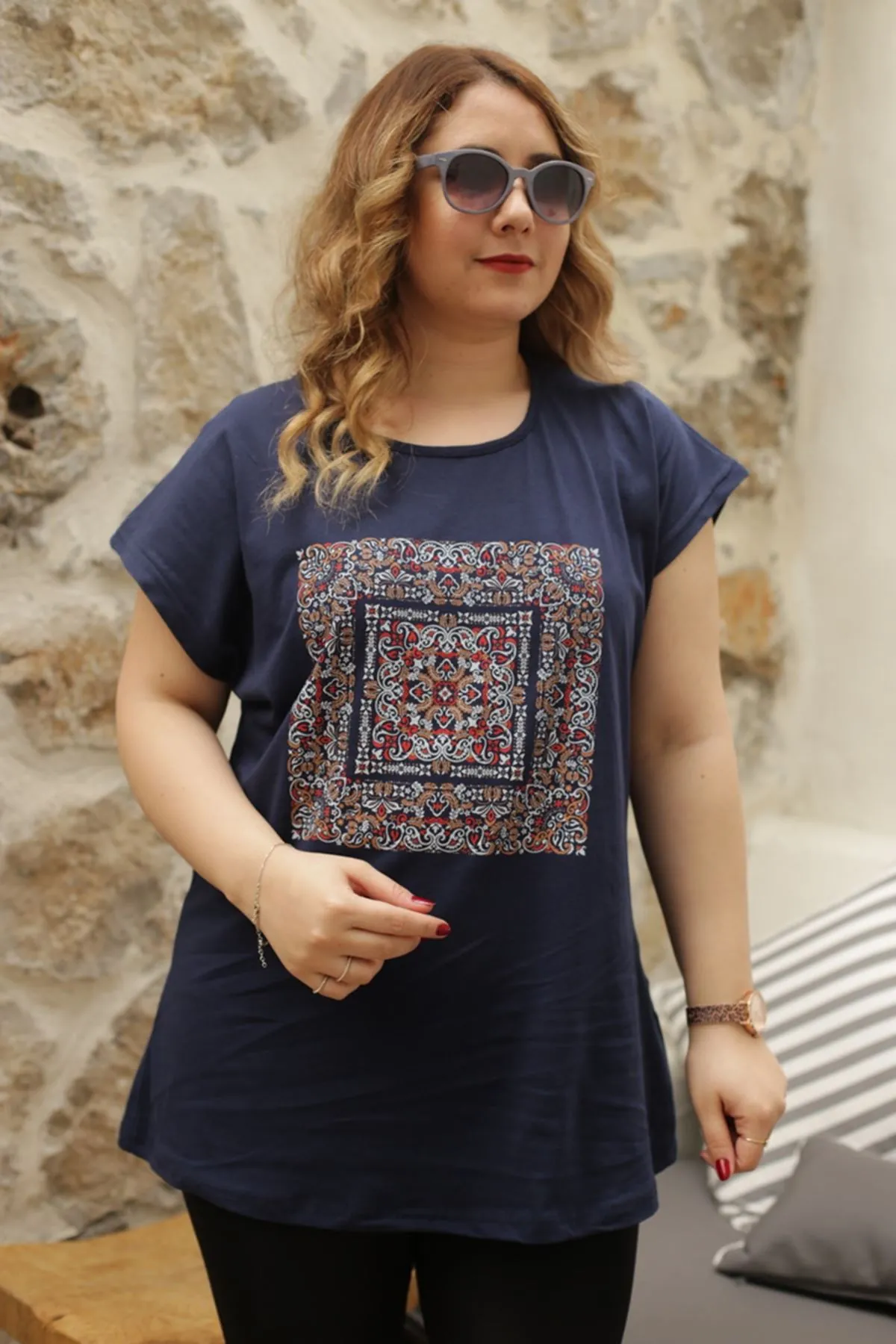 RENKTE BATTAL KESİM ÖNÜ OTANTİK DESENLİ PAMUKLU LACİVERT TSHİRT
