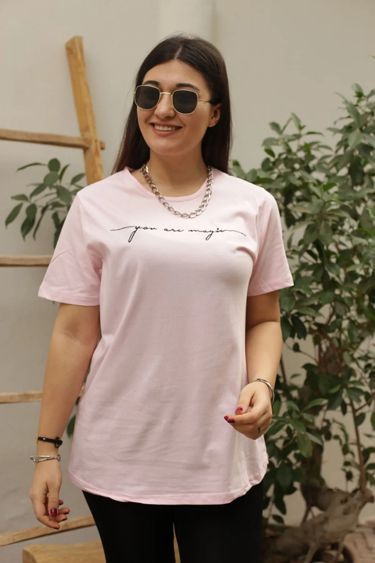 RENKTE BATTAL KESİM ÖN YAZILI BASİC PAMUKLU PEMBE TSHİRT