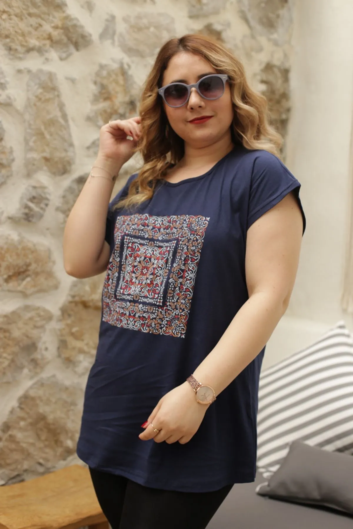 RENKTE BATTAL KESİM ÖNÜ OTANTİK DESENLİ PAMUKLU LACİVERT TSHİRT