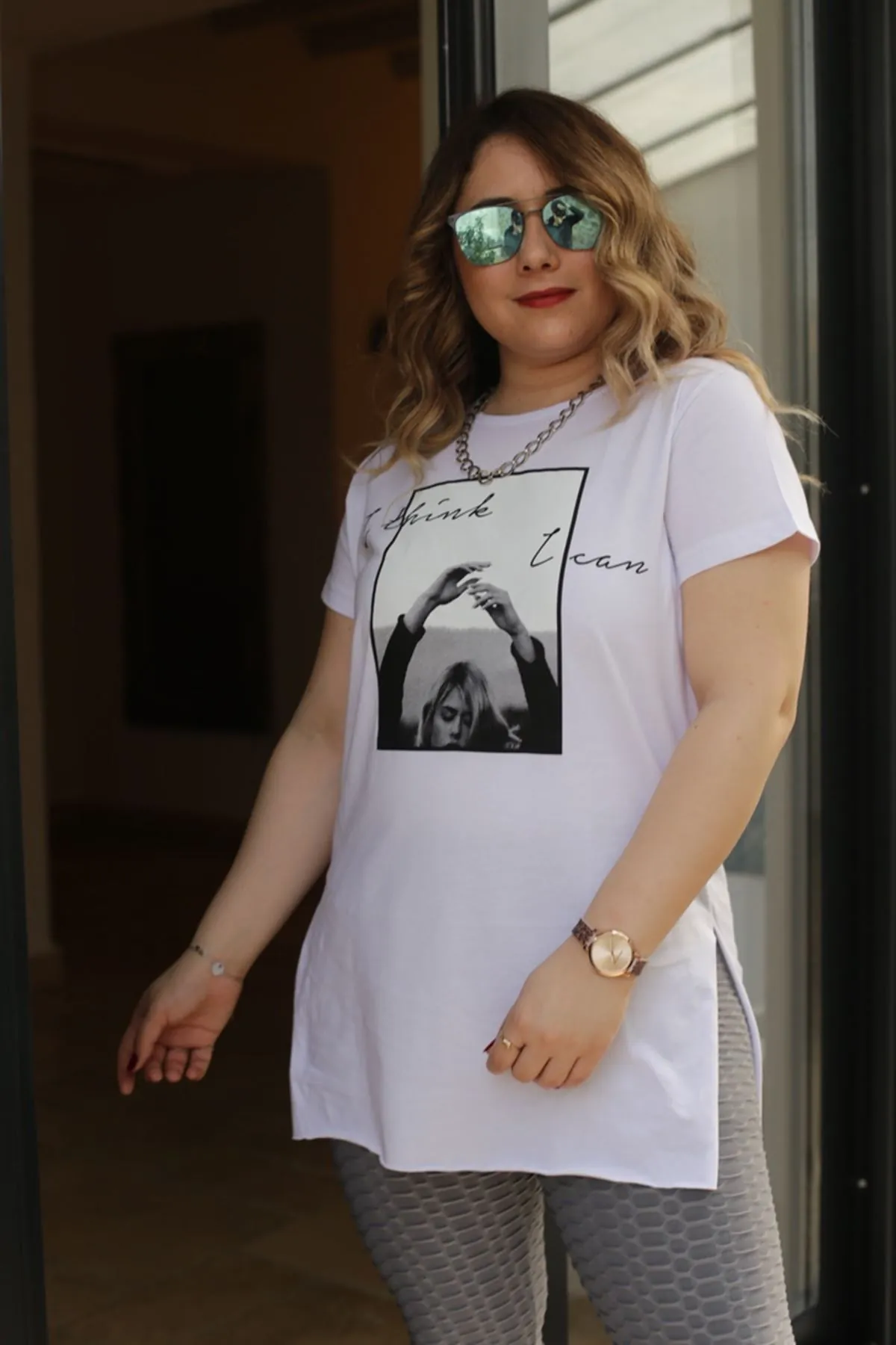 RENKTE KIZ BASKILI YAN YIRTMAÇLI BEYAZ TSHİRT