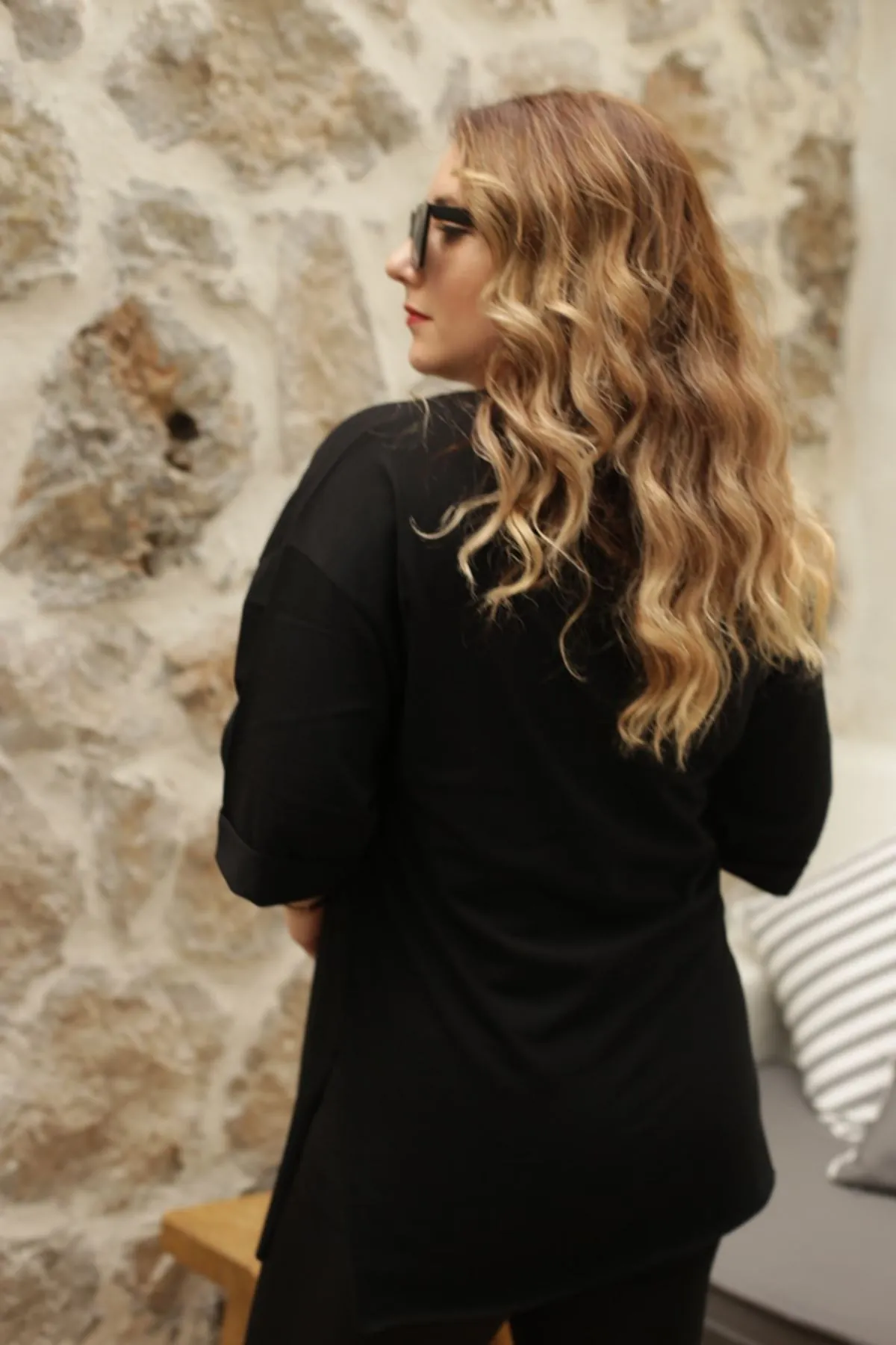 RENKTE NAKIŞ YAZILI DUBLE KOL SİYAH TSHİRT