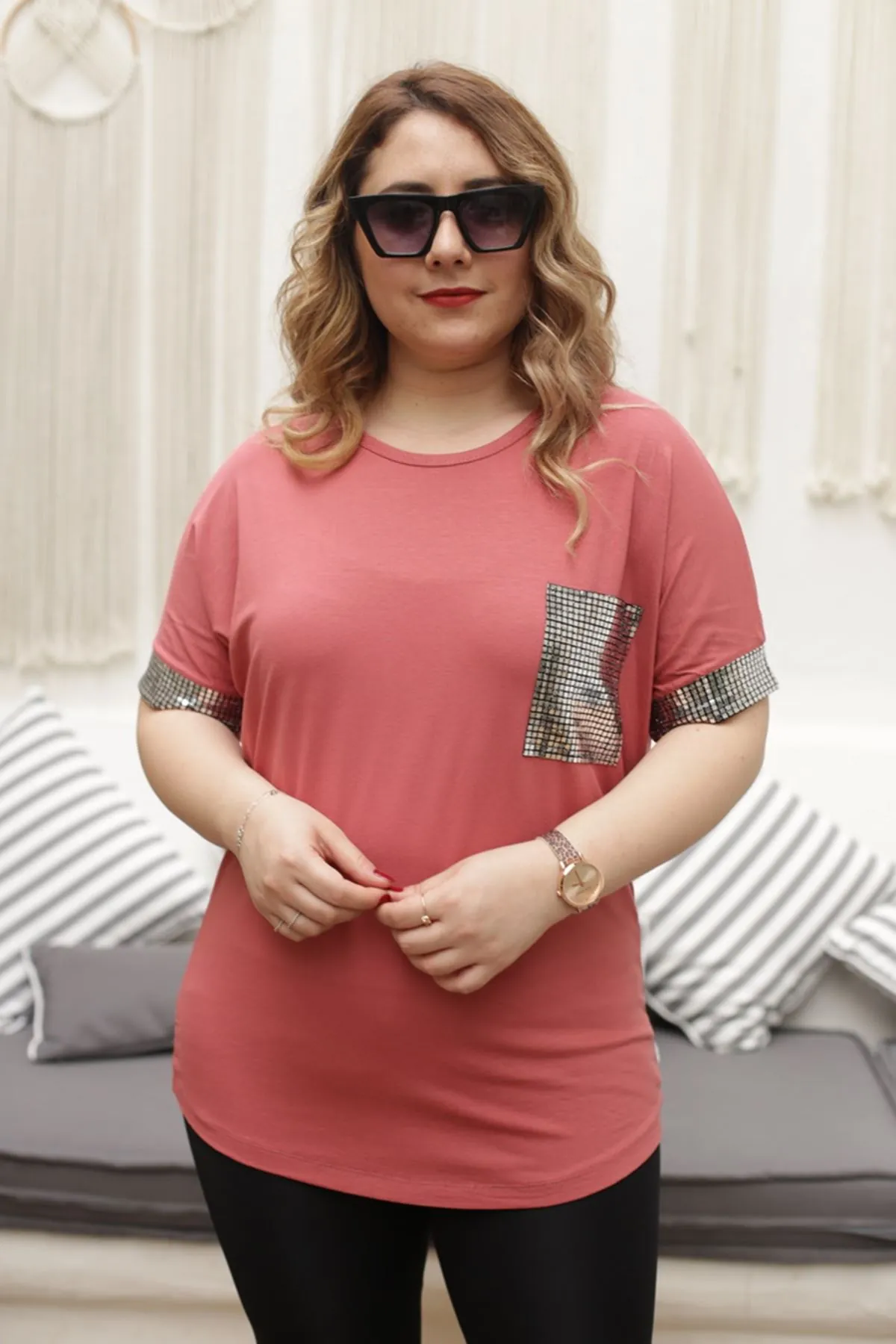 RENKTE KOL UCU VE CEBİ AYNA GARNİLİ PUDRA BLUZ