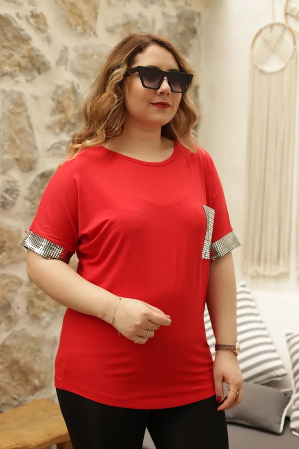 RENKTE KOL UCU VE CEBİ AYNA GARNİLİ KIRMIZI BLUZ