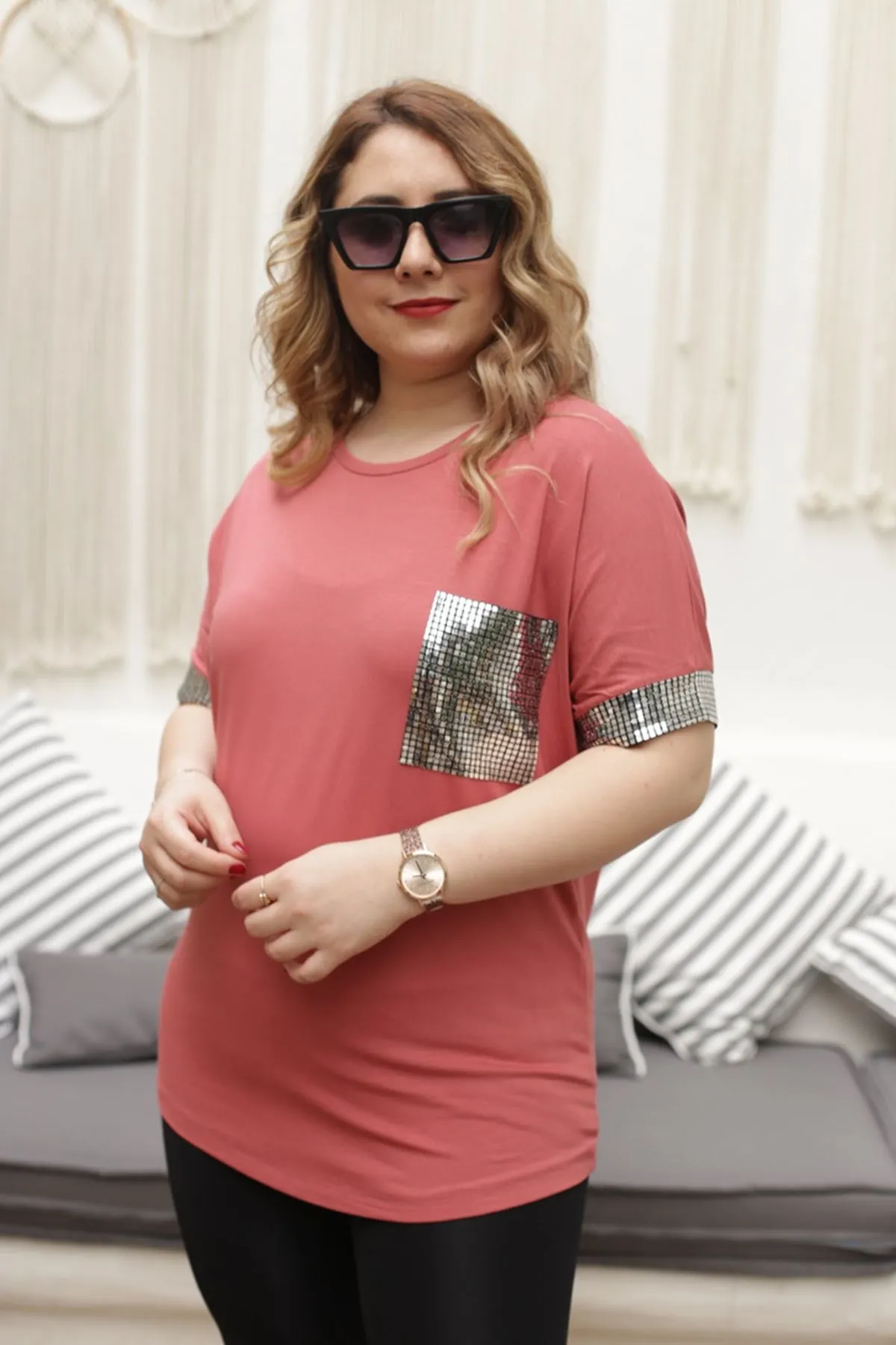 RENKTE KOL UCU VE CEBİ AYNA GARNİLİ PUDRA BLUZ