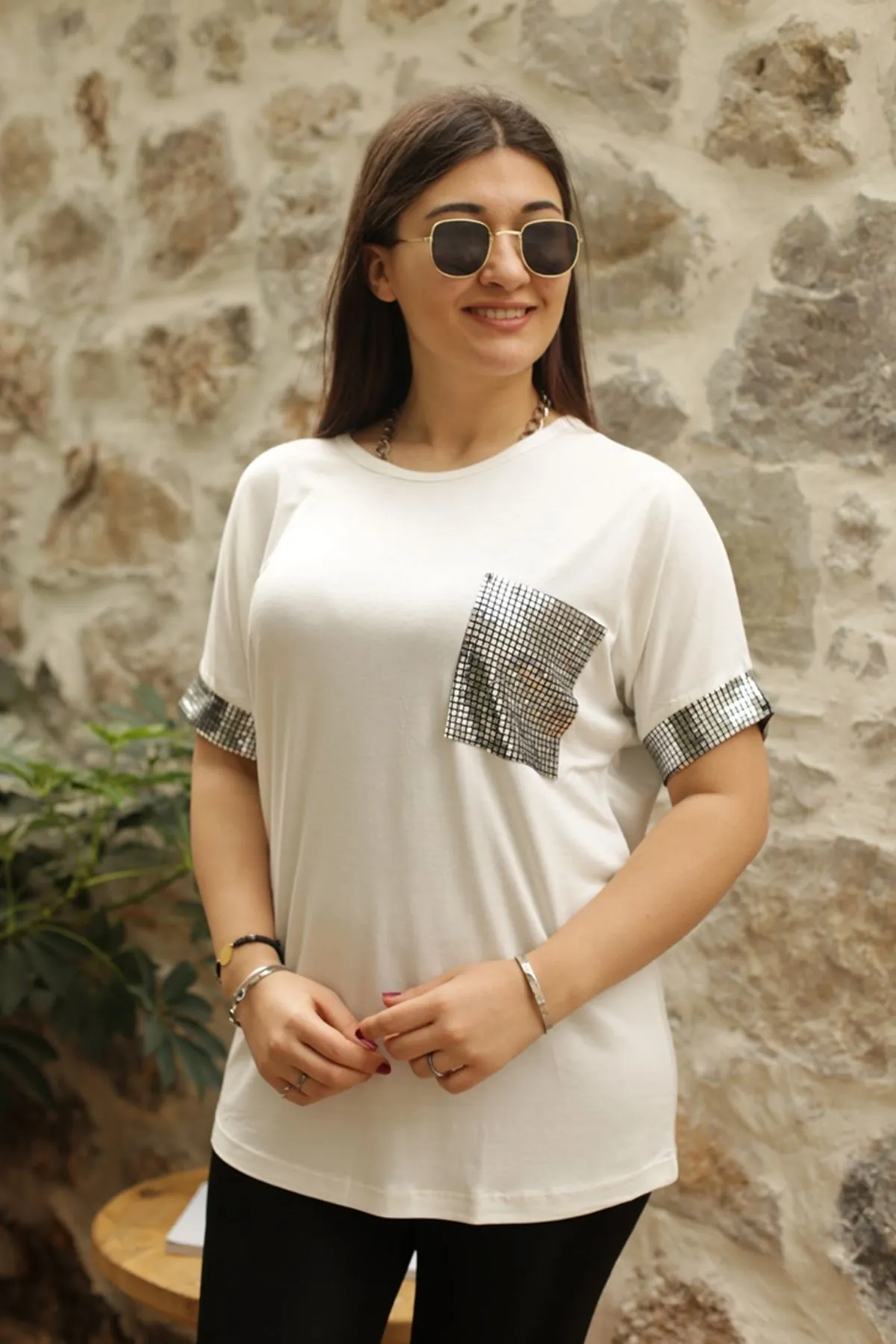 RENKTE KOL UCU VE CEBİ AYNA GARNİLİ BEYAZ BLUZ