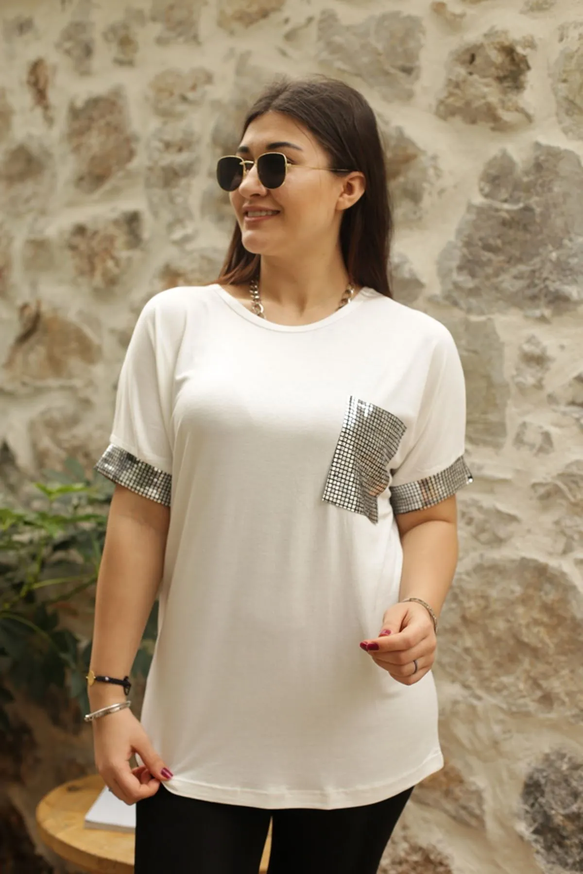 RENKTE KOL UCU VE CEBİ AYNA GARNİLİ BEYAZ BLUZ