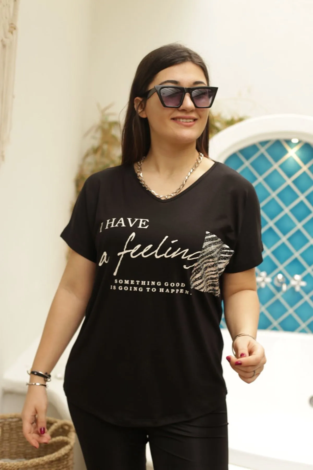 RENKTE BASKILI LEOPAR CEPLİ SİYAH BLUZ
