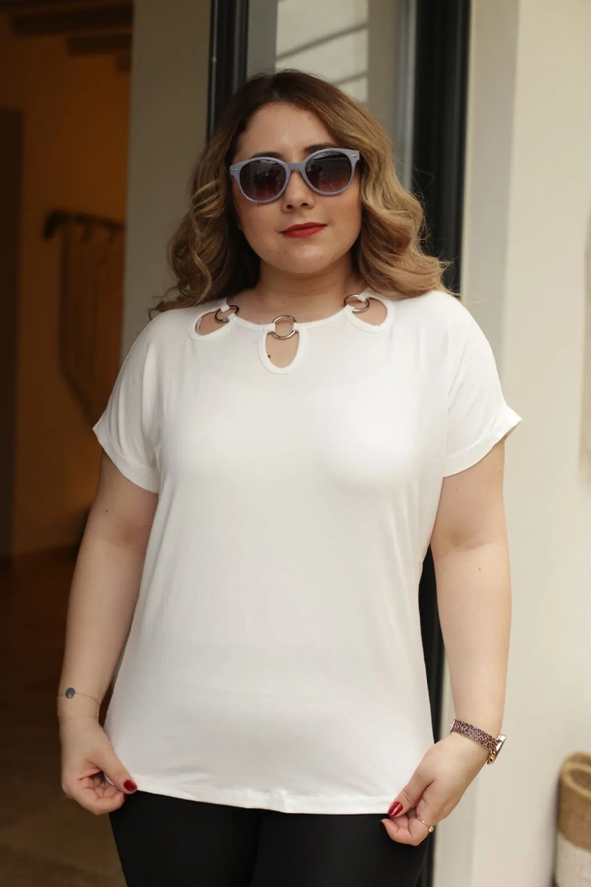 RENKTE YAKA ÜÇ HALKALI BEYAZ BLUZ