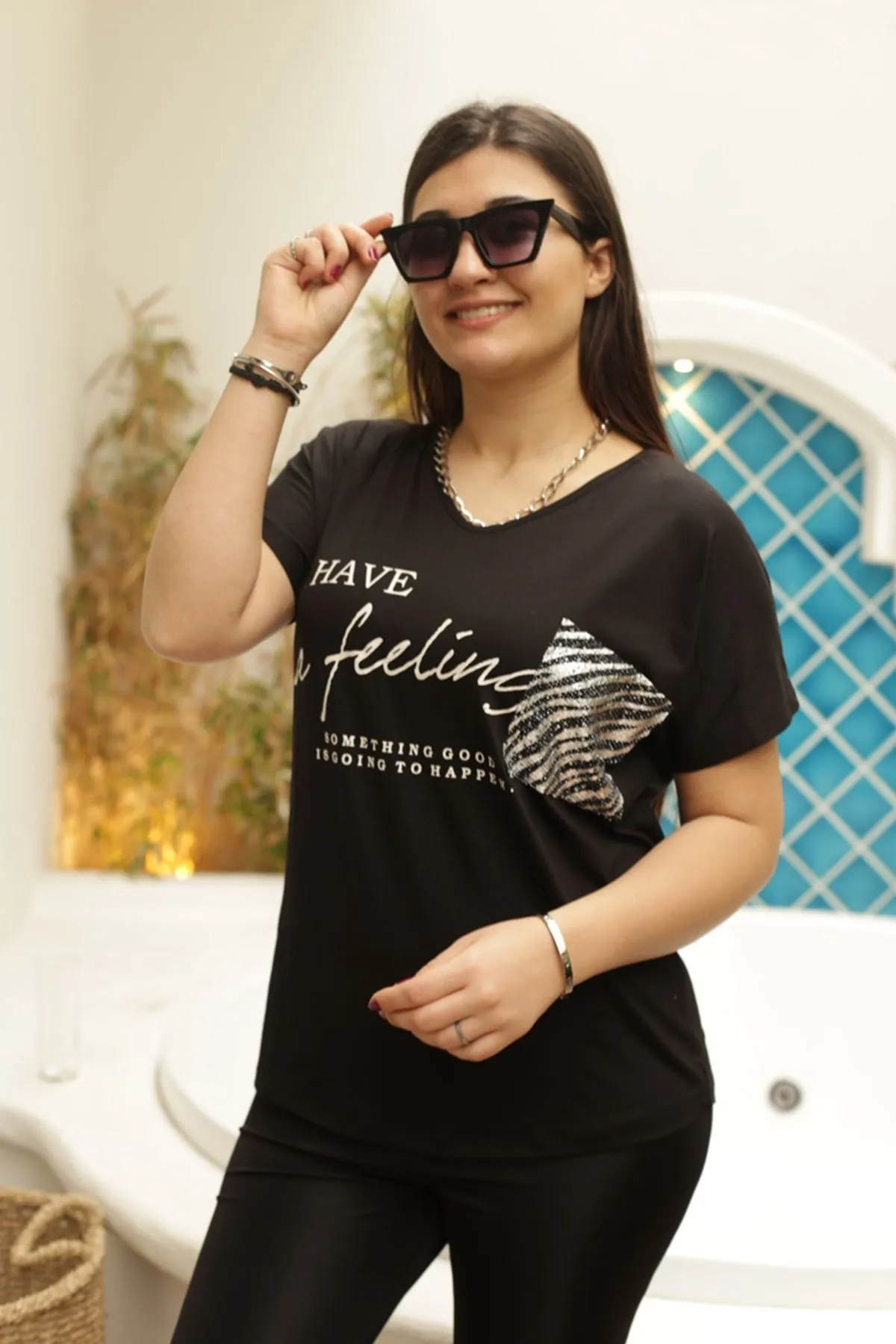 RENKTE BASKILI LEOPAR CEPLİ SİYAH BLUZ