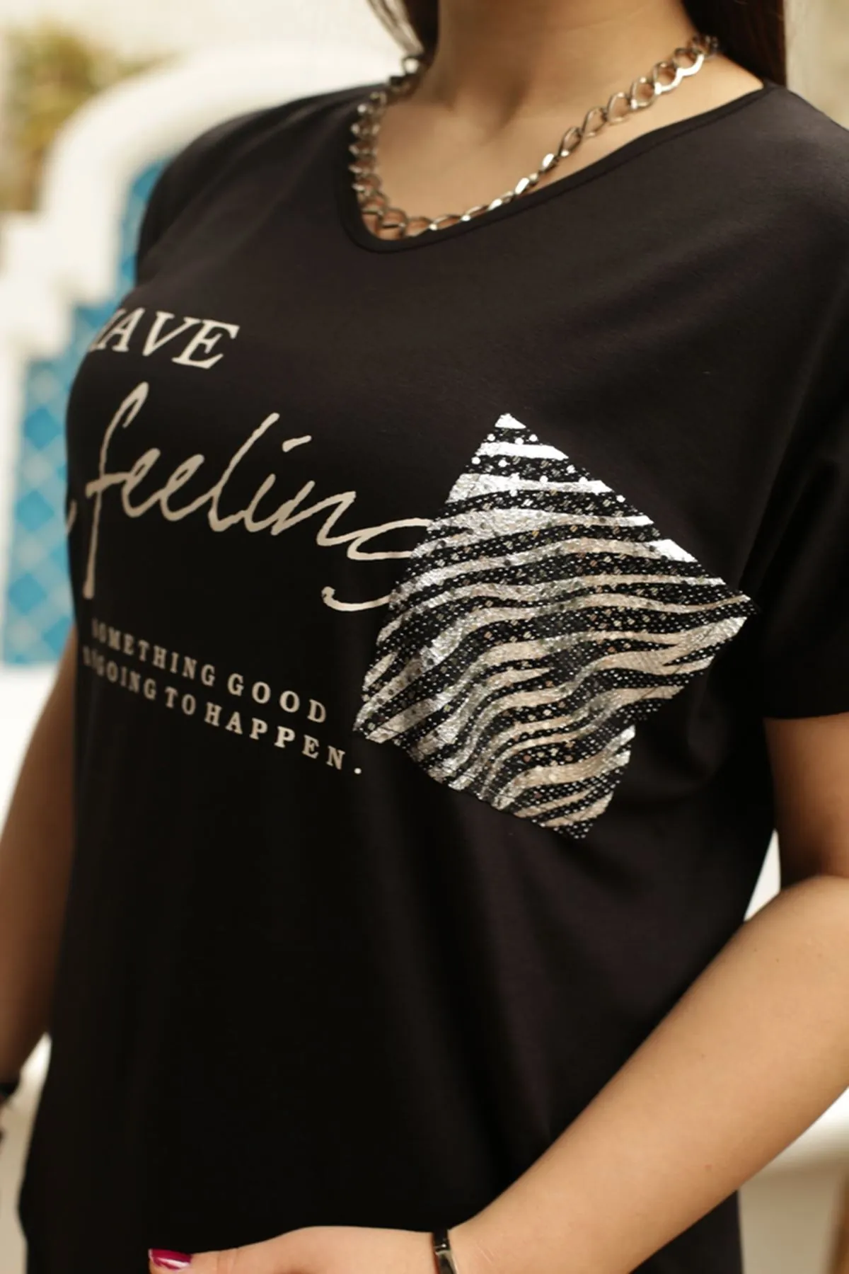 RENKTE BASKILI LEOPAR CEPLİ SİYAH BLUZ