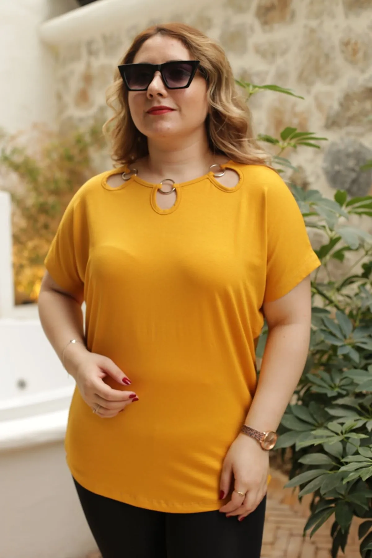 RENKTE YAKA ÜÇ HALKALI SARI BLUZ