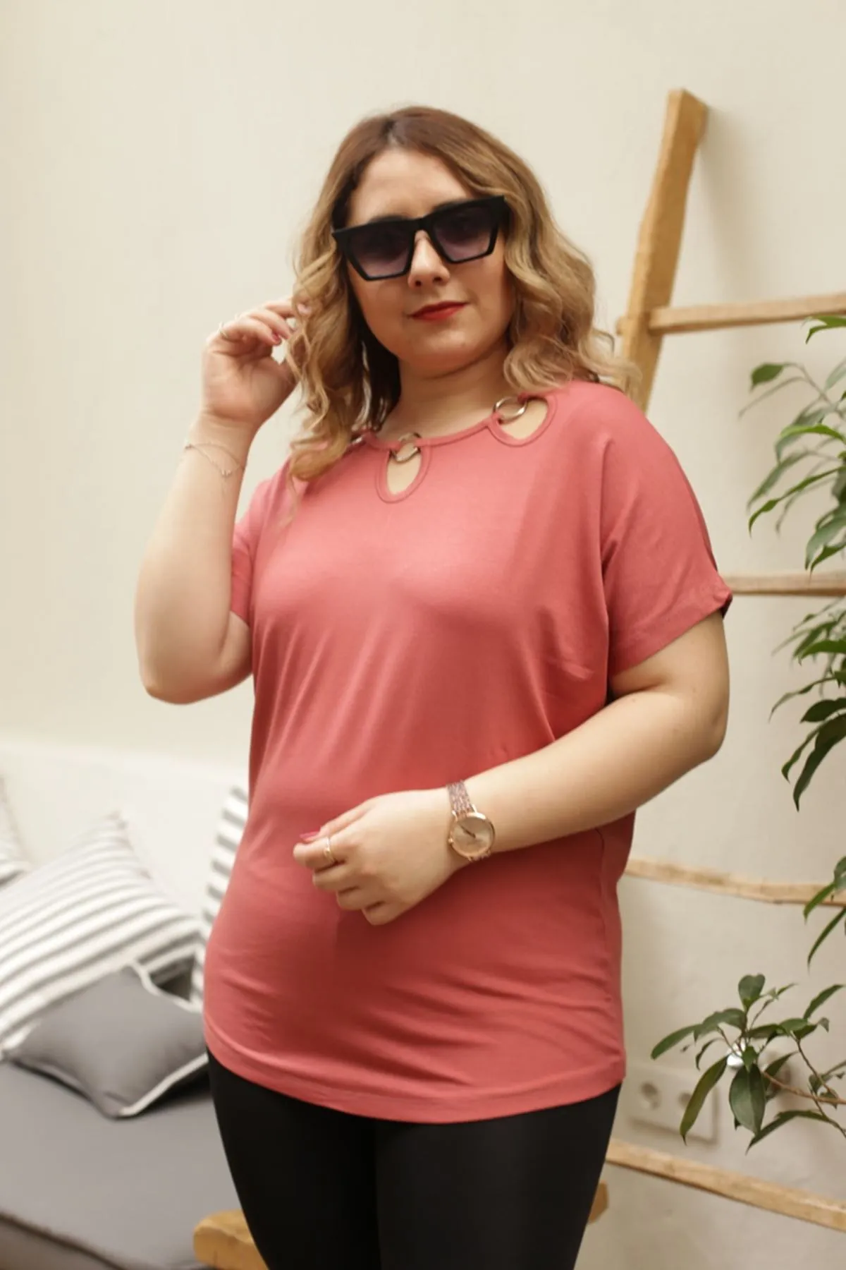 RENKTE YAKA ÜÇ HALKALI PUDRA BLUZ