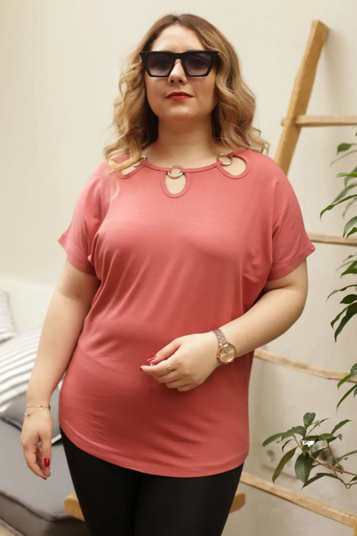 RENKTE YAKA ÜÇ HALKALI PUDRA BLUZ
