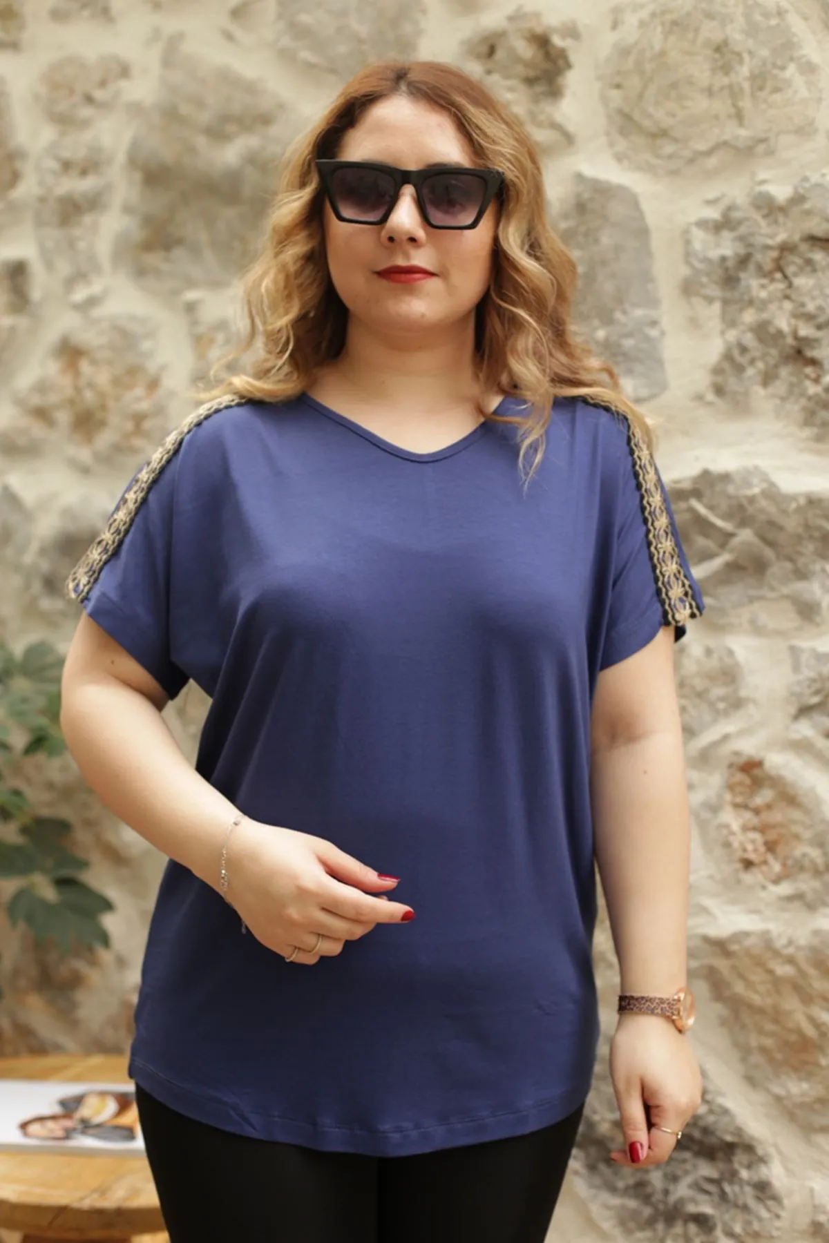 RENKTE OMUZLARI KETEN DANTELLİ LACİVERT BLUZ