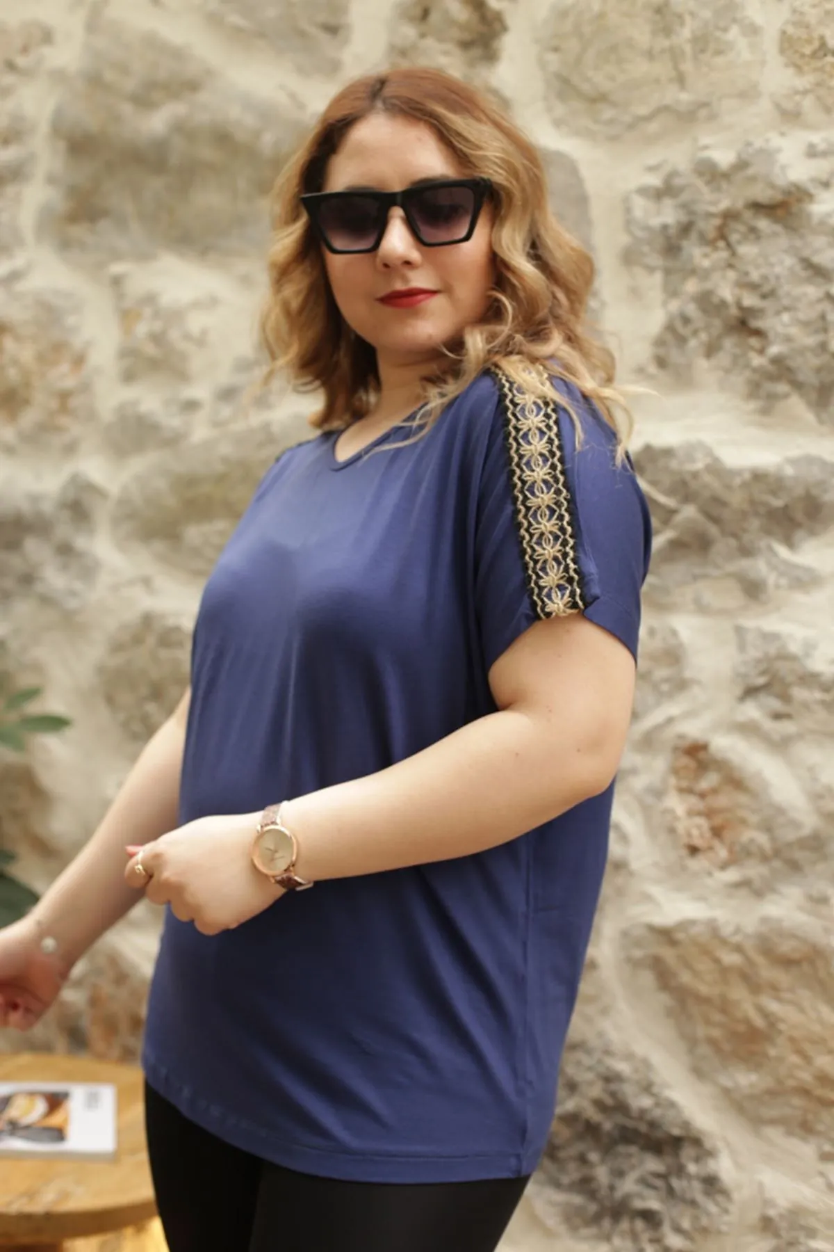 RENKTE OMUZLARI KETEN DANTELLİ LACİVERT BLUZ