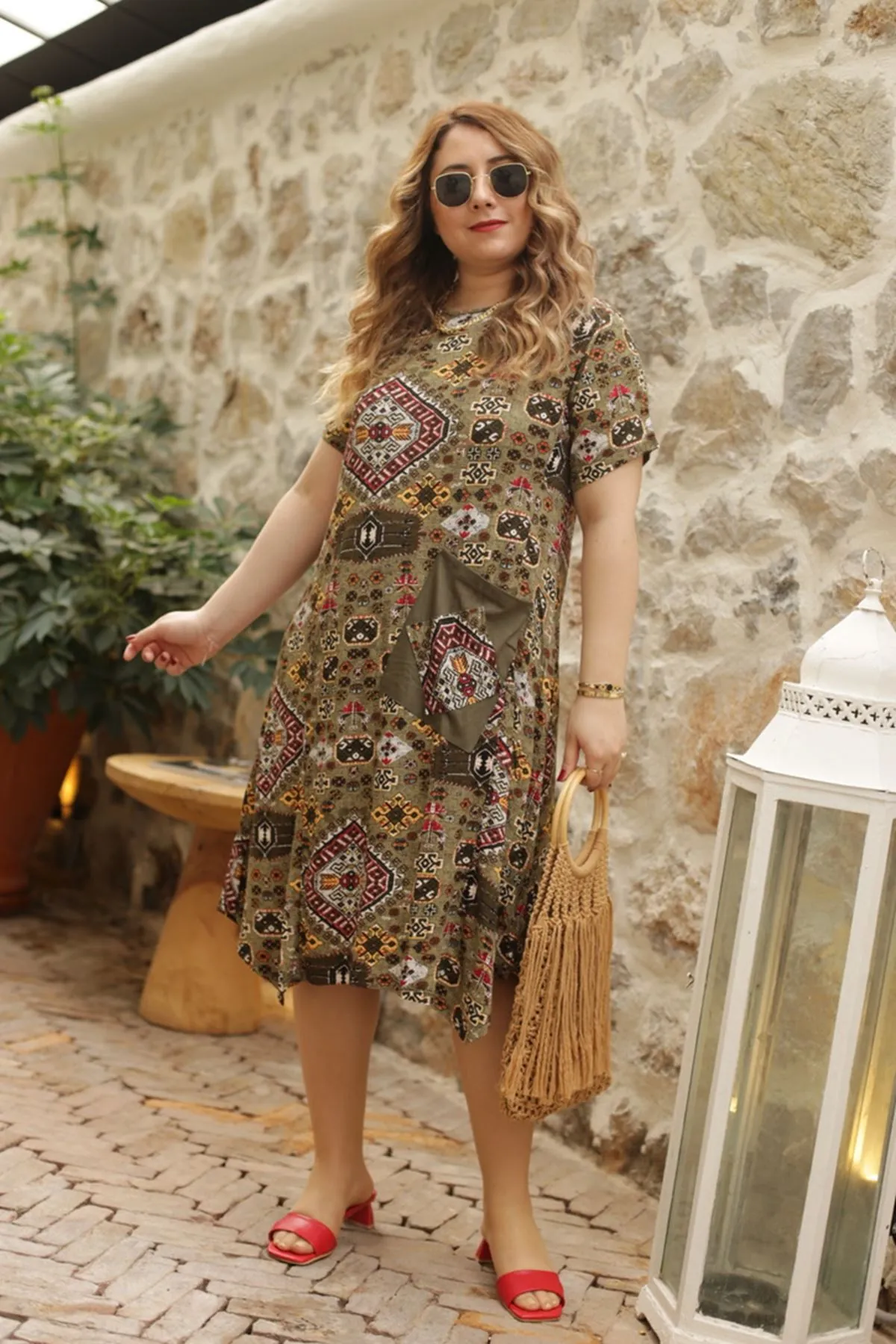 RENKTE CEPLİ ESNEK GENİŞ KESİM ELBİSE