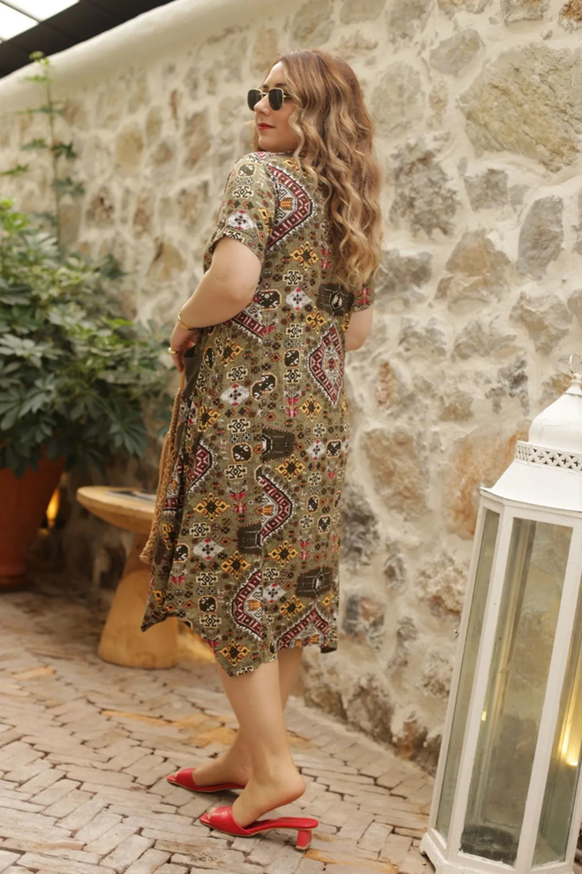 RENKTE CEPLİ ESNEK GENİŞ KESİM ELBİSE