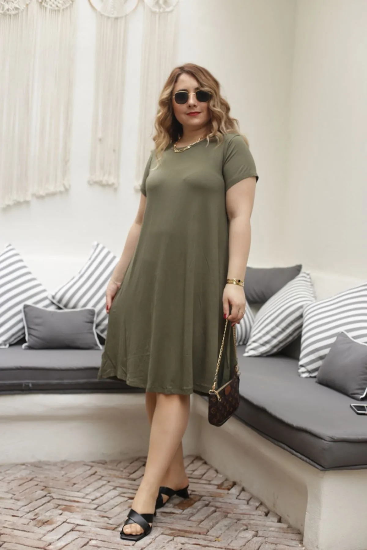 RENKTE ESNEK ELBİSE