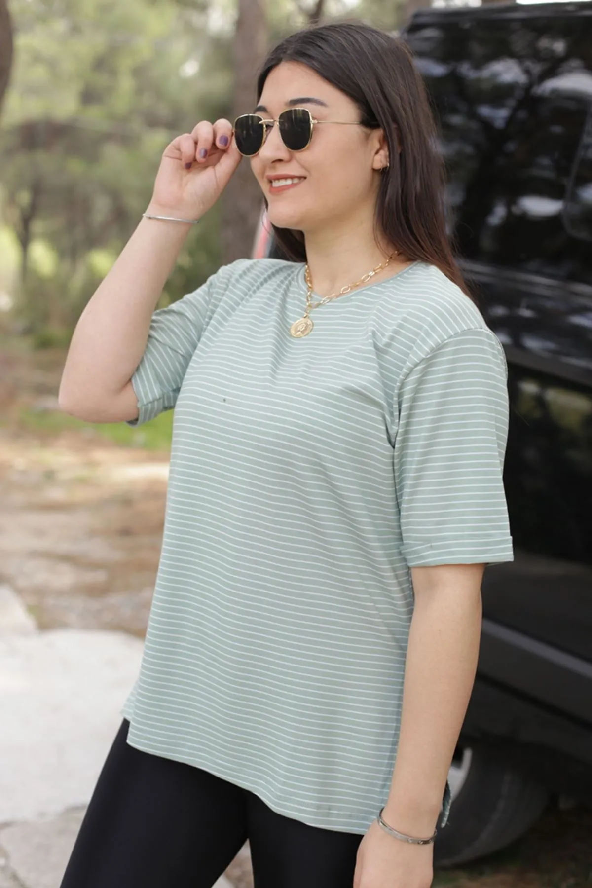 RENKTE YUVARLAK YAKA ÇİZGİLİ MİNT TSHİRT