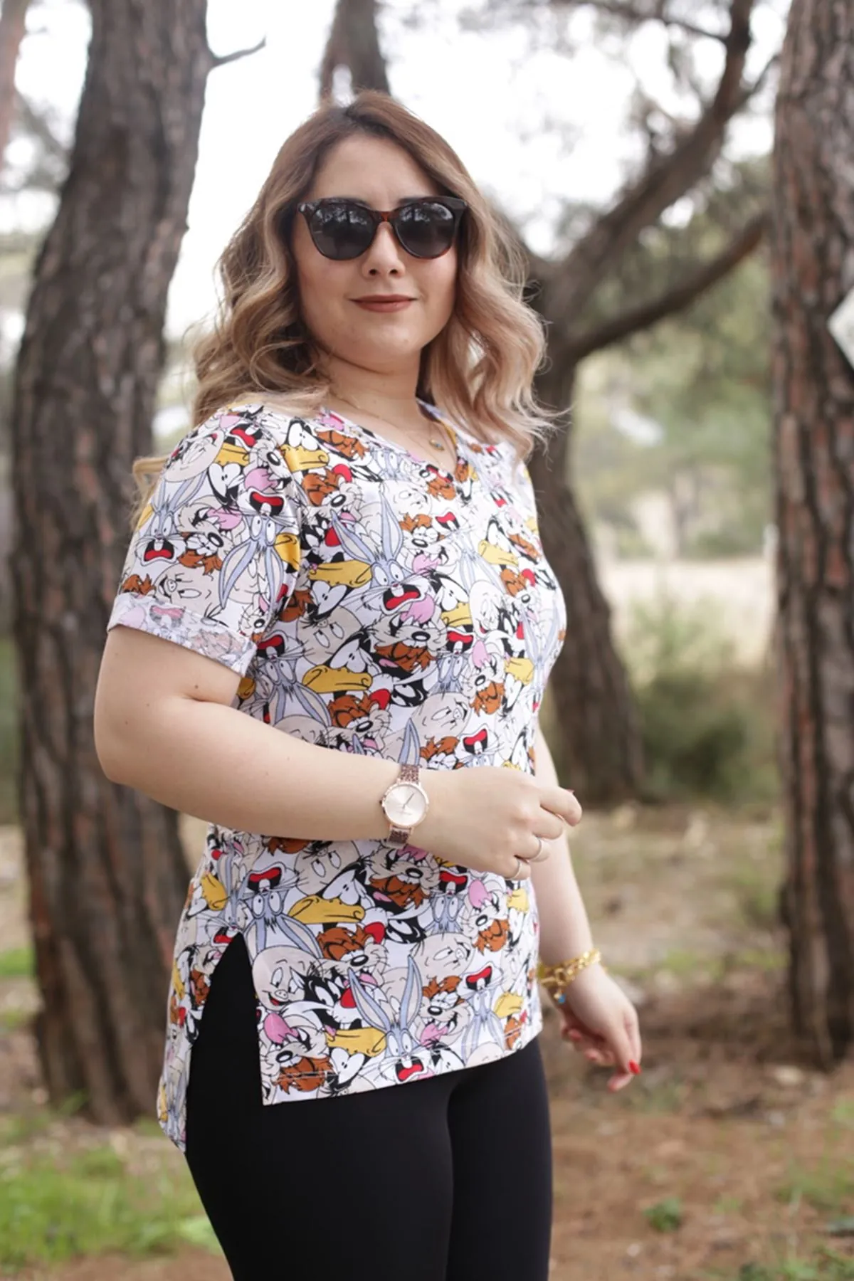 RENKTE V YAKA DESENLİ TSHİRT