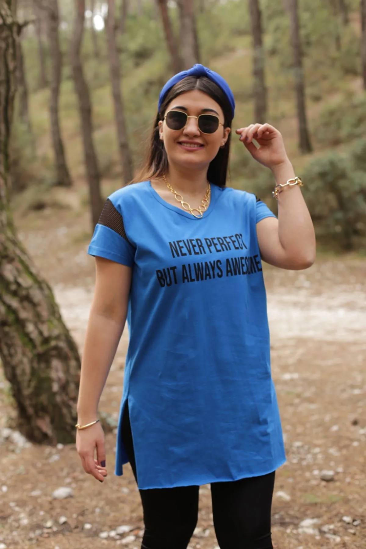 RENKTE FİLE DETAY BASKILI MAVİ BLUZ