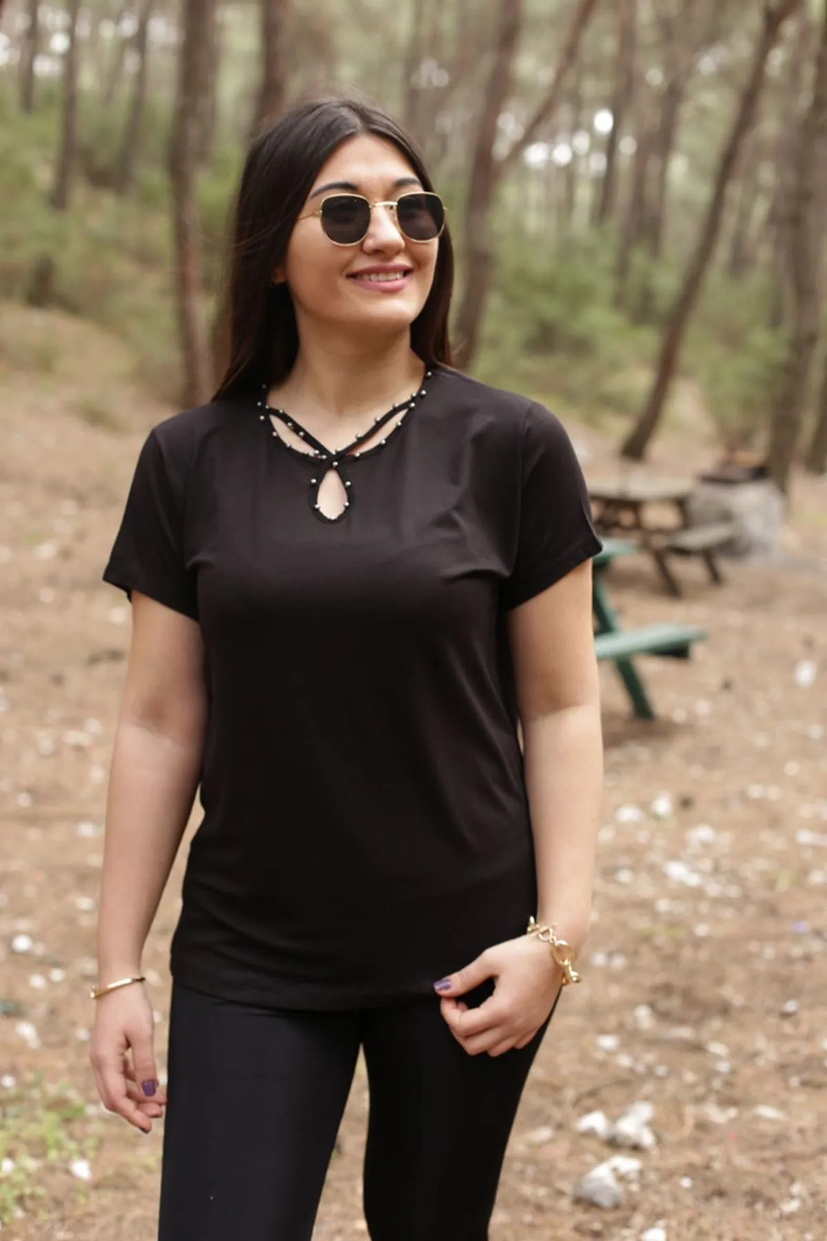 RENKTE YAKA DAMLA İNCİLİ SİYAH BLUZ