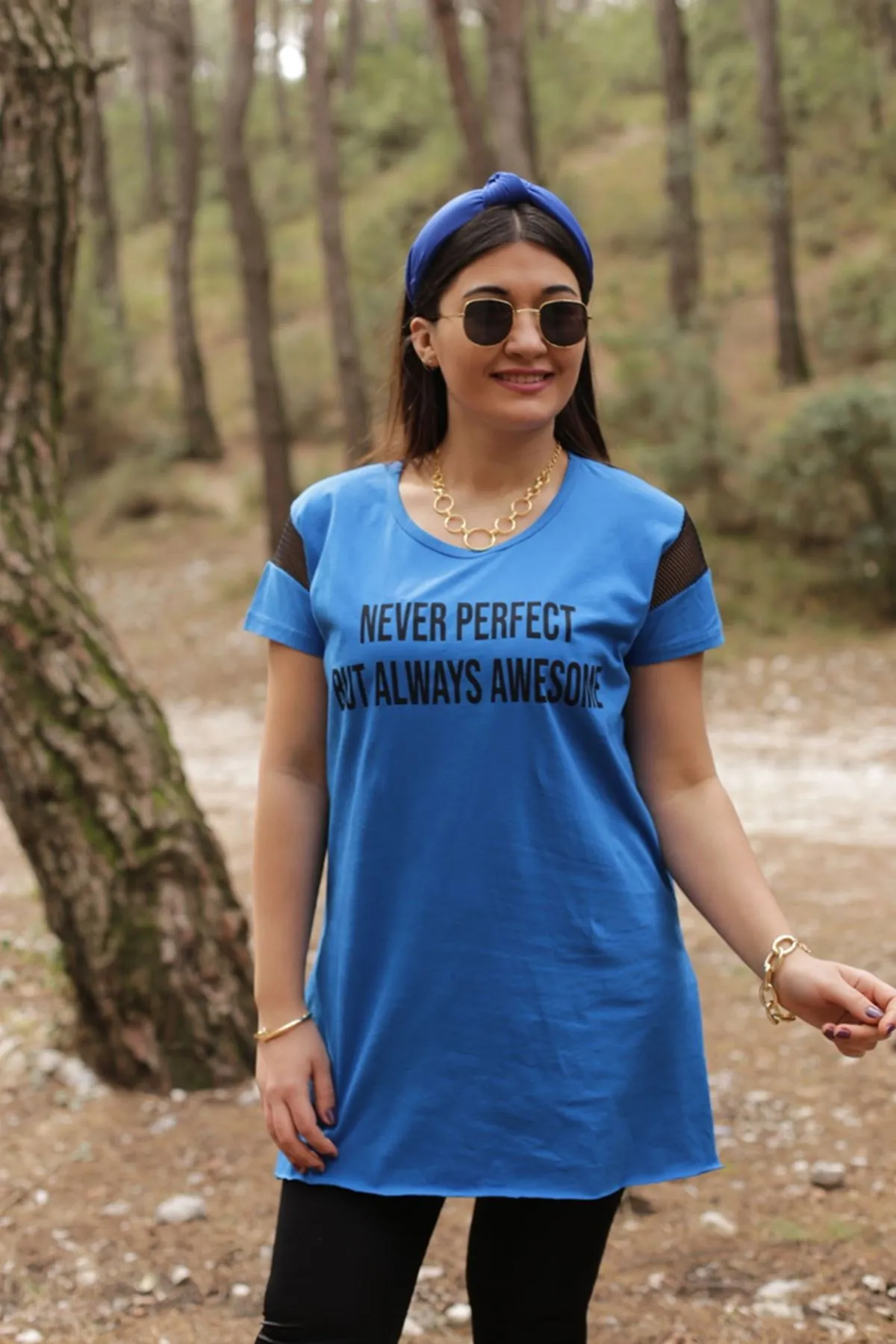 RENKTE FİLE DETAY BASKILI MAVİ BLUZ