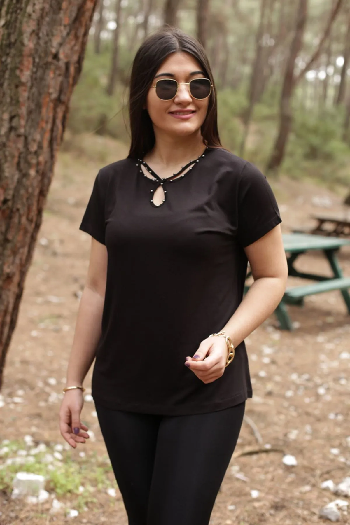 RENKTE YAKA DAMLA İNCİLİ SİYAH BLUZ
