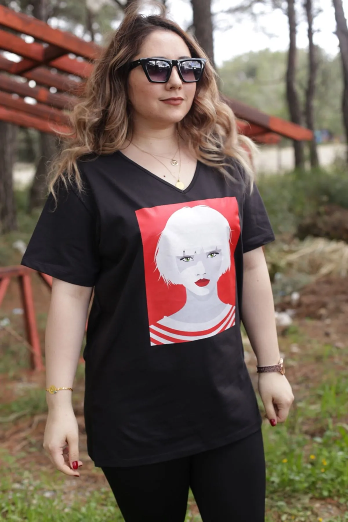 RENKTE V YAKA KIZ BASKILI SİYAH TSHİRT
