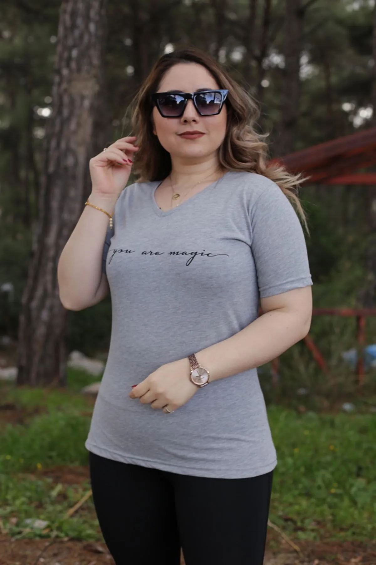 RENKTE ÖNÜ YAZILI GRİ TSHİRT