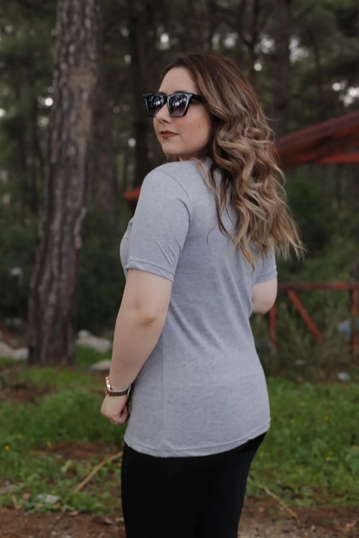 RENKTE ÖNÜ YAZILI GRİ TSHİRT