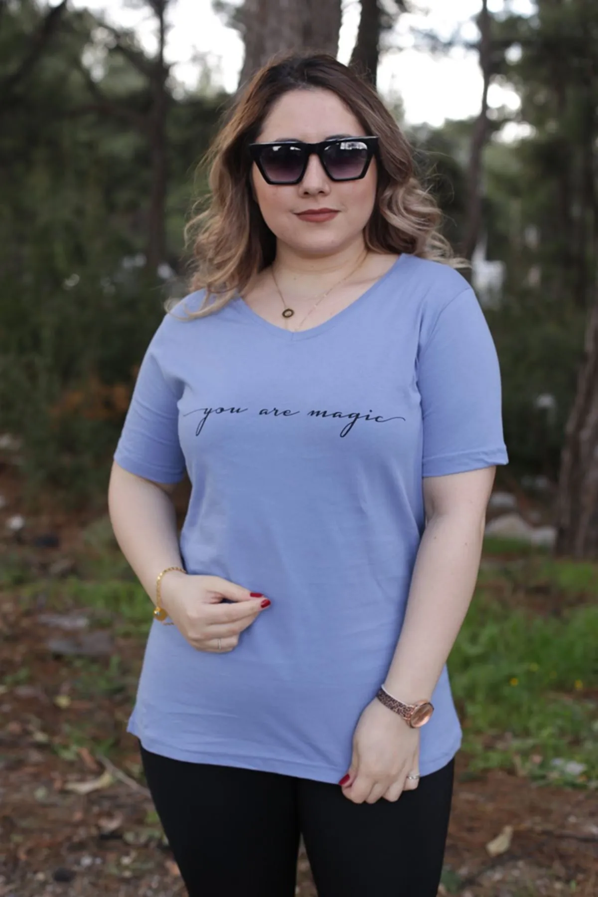 RENKTE ÖNÜ YAZILI MAVİ TSHİRT