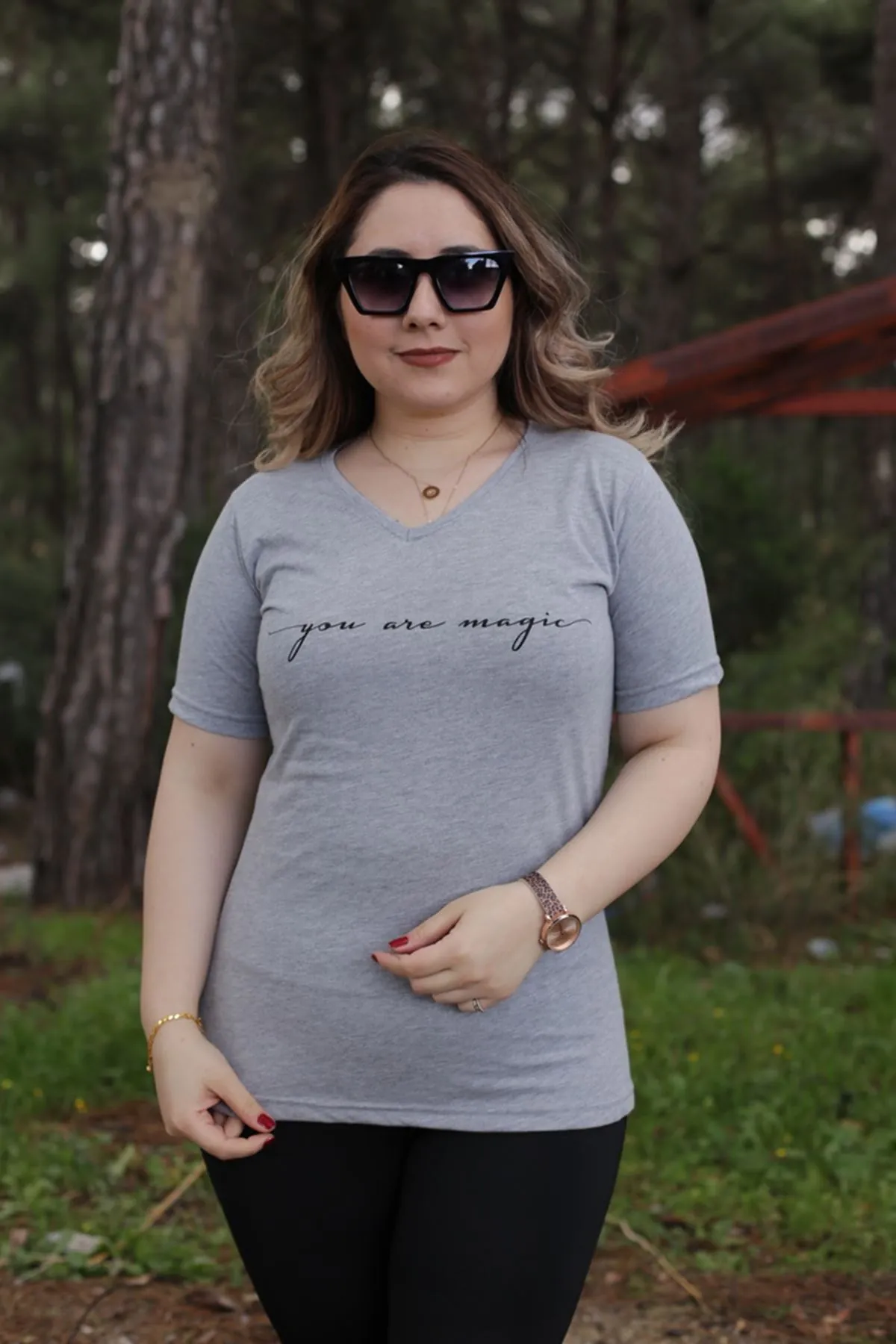 RENKTE ÖNÜ YAZILI GRİ TSHİRT
