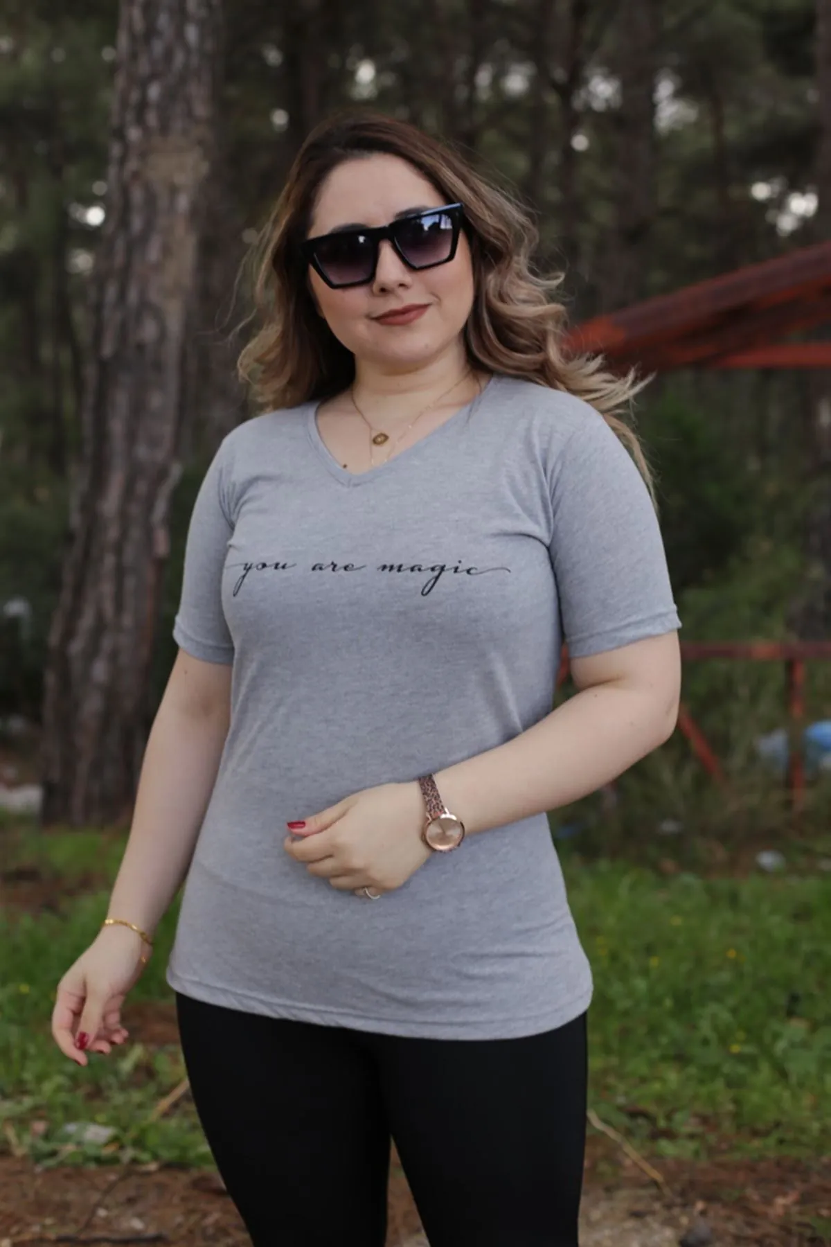 RENKTE ÖNÜ YAZILI GRİ TSHİRT