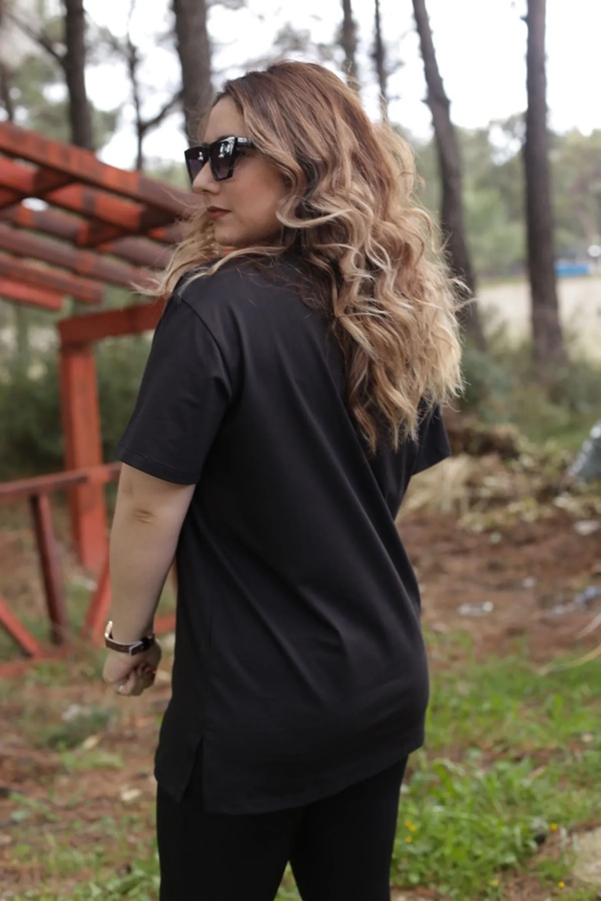RENKTE V YAKA KIZ BASKILI SİYAH TSHİRT