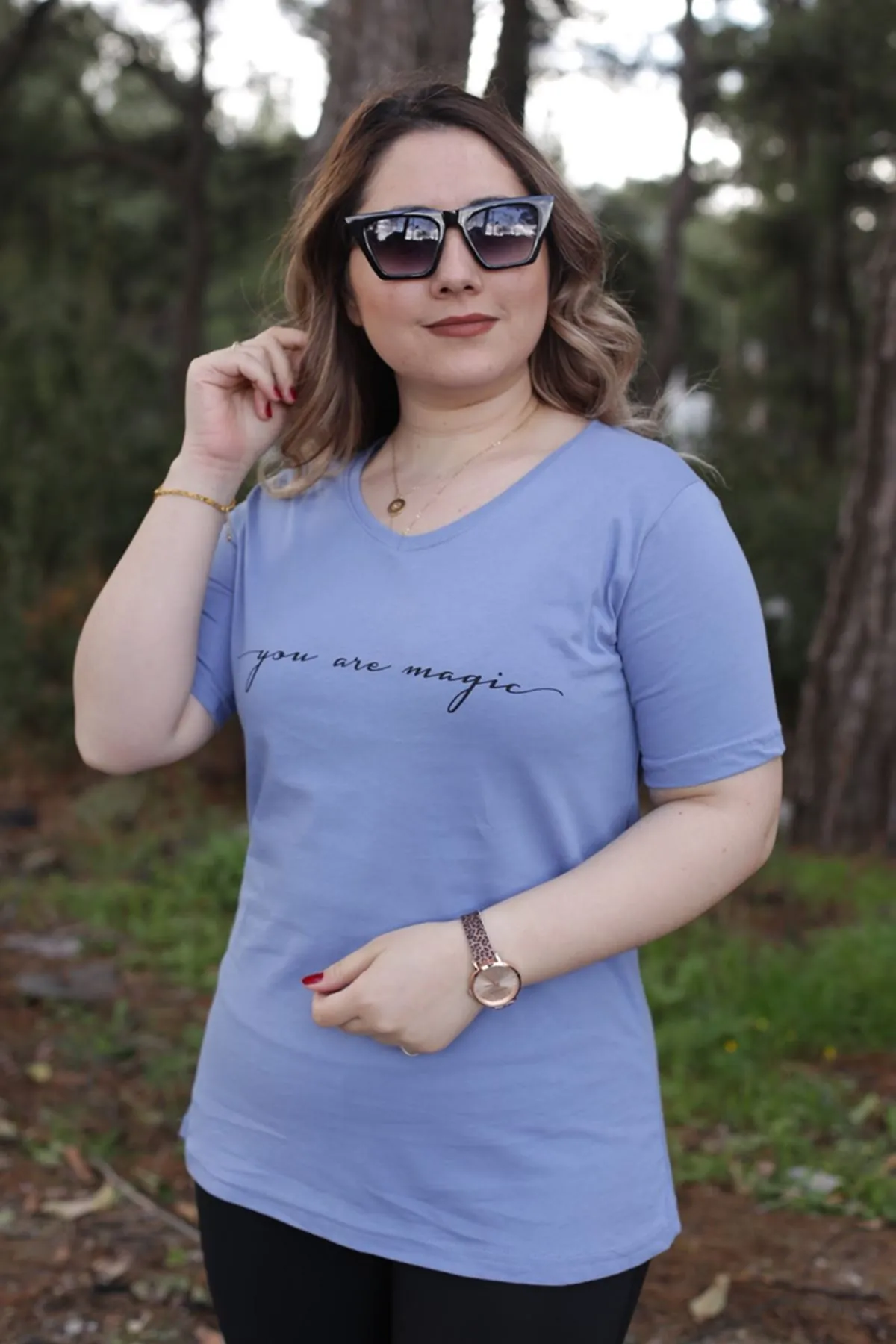 RENKTE ÖNÜ YAZILI MAVİ TSHİRT