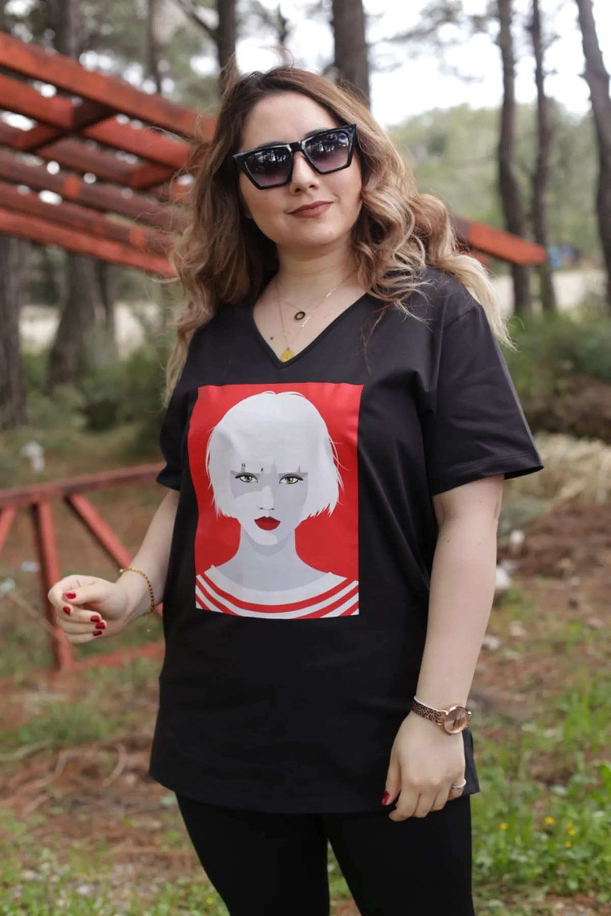 RENKTE V YAKA KIZ BASKILI SİYAH TSHİRT