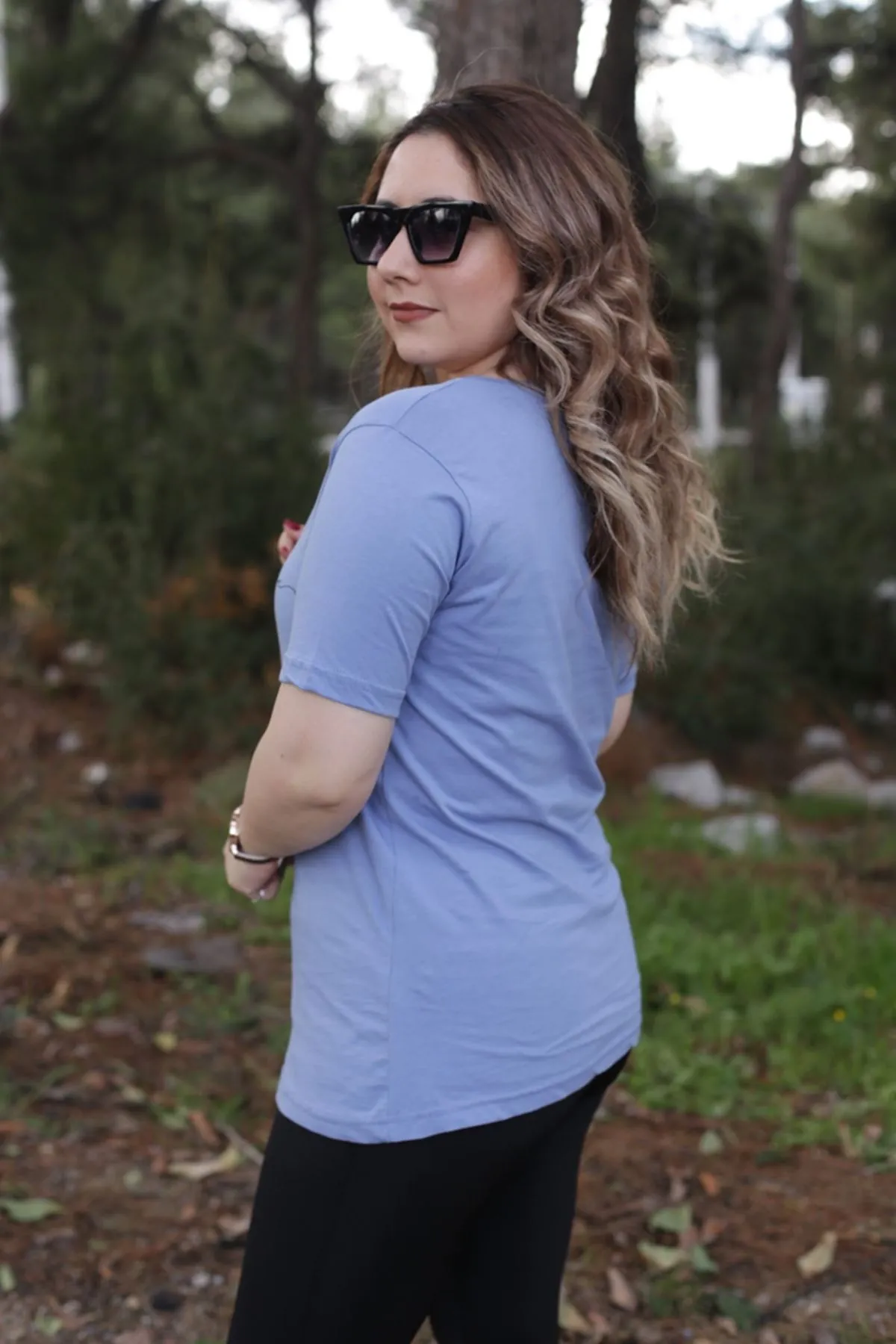 RENKTE ÖNÜ YAZILI MAVİ TSHİRT