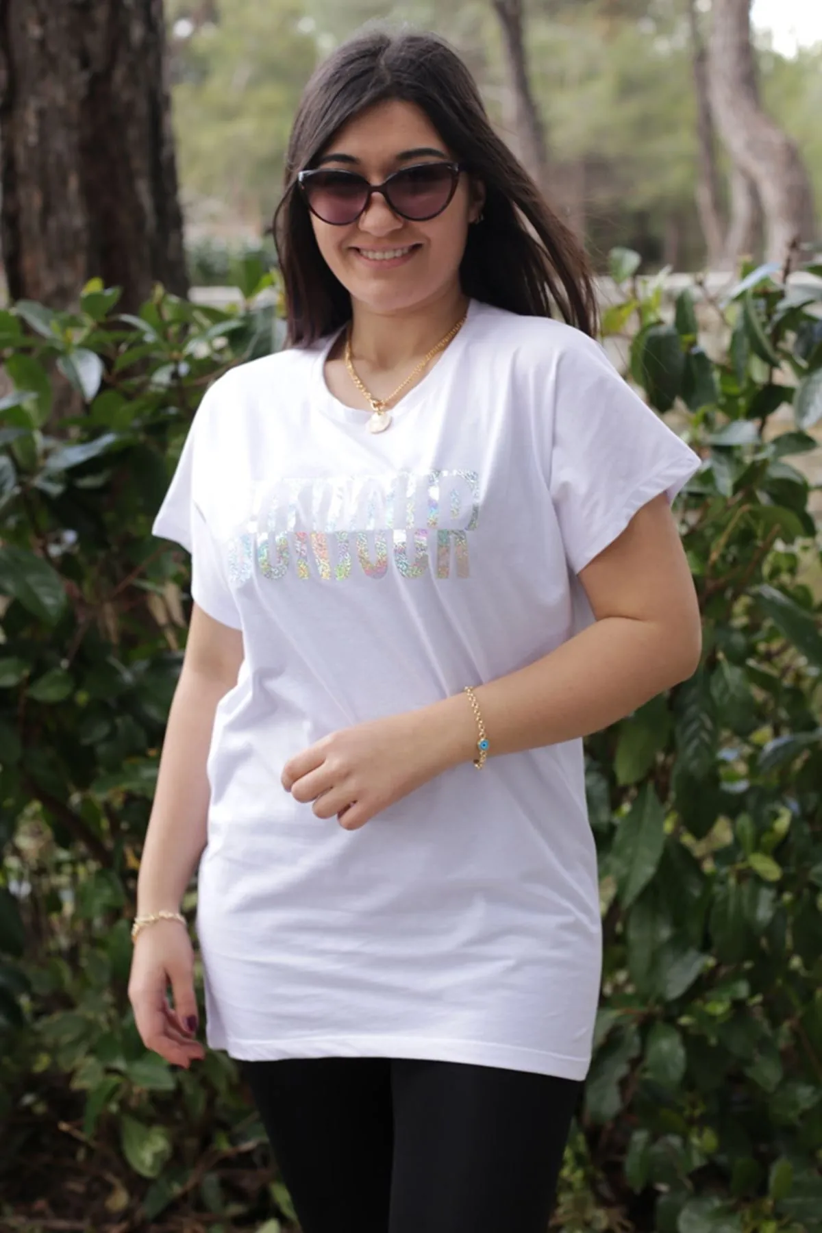 RENKTE PARLAK YAZI DETAYLI BEYAZ TSHİRT