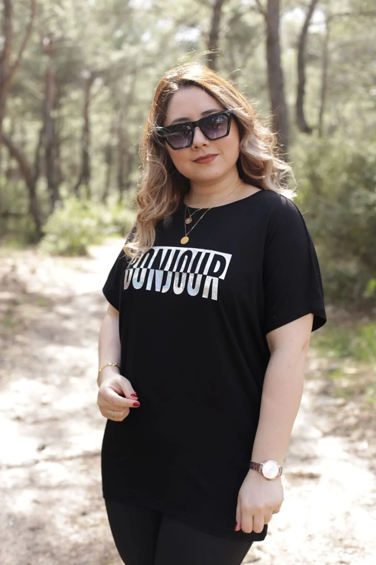 RENKTE PARLAK YAZI DETAYLI SİYAH TSHİRT