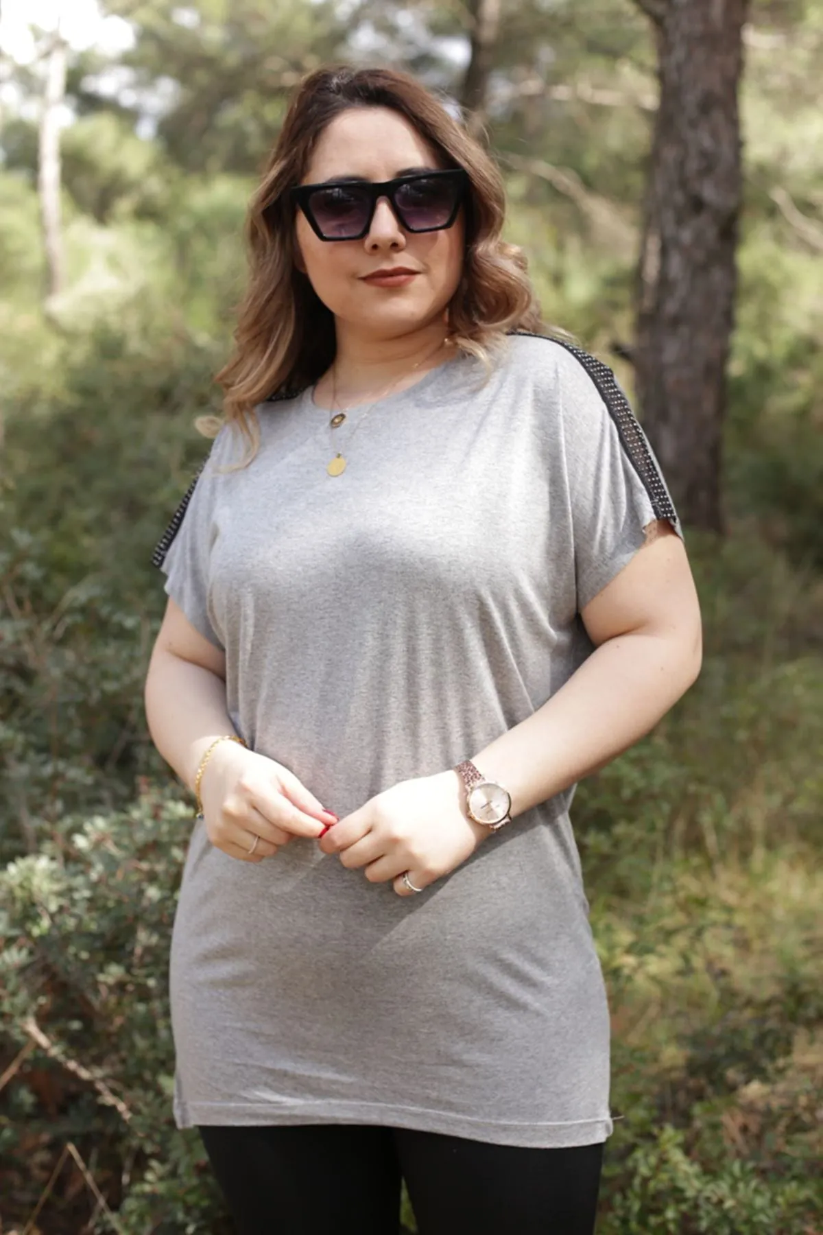 RENKTE OMUZU FİLE TAŞLI GRİ TSHİRT