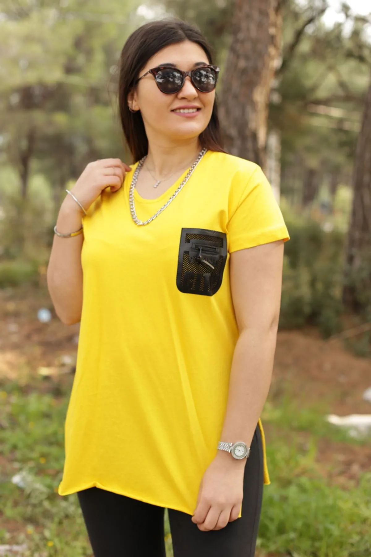 RENKTE DERİ CEPLİ SARI T-SHİRT
